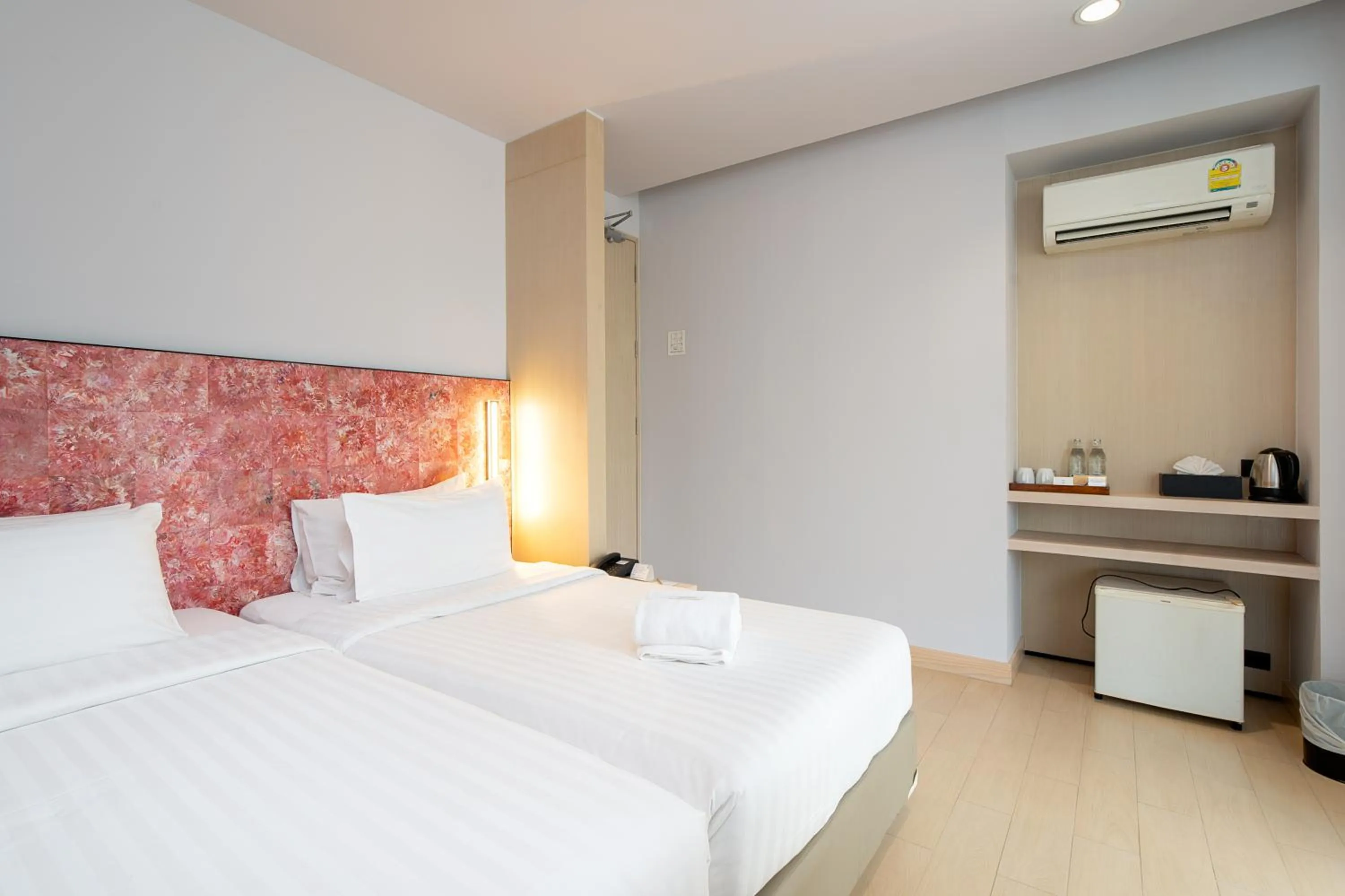 Photo of the whole room, Bed in Metz Pratunam