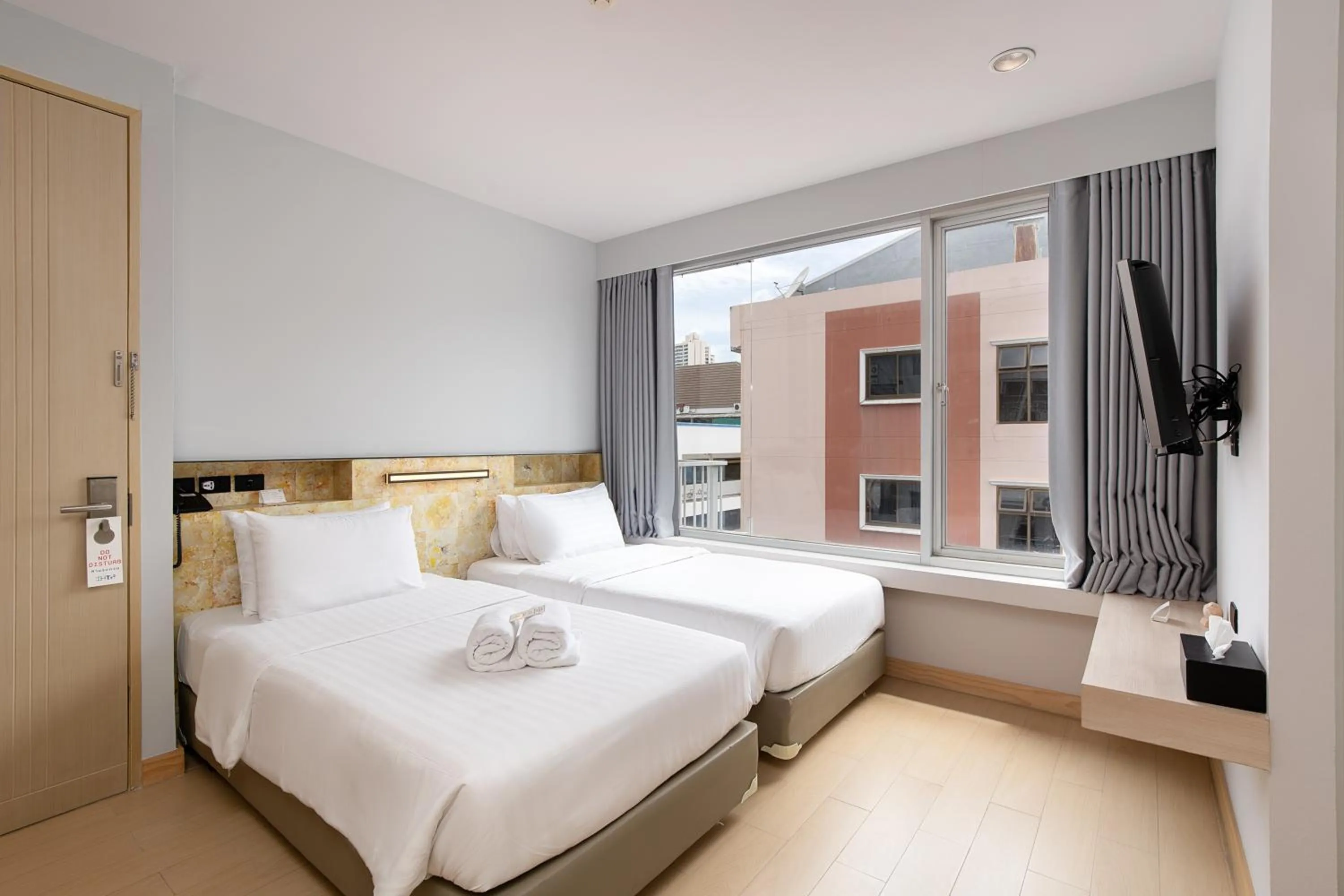 Photo of the whole room, Bed in Metz Pratunam