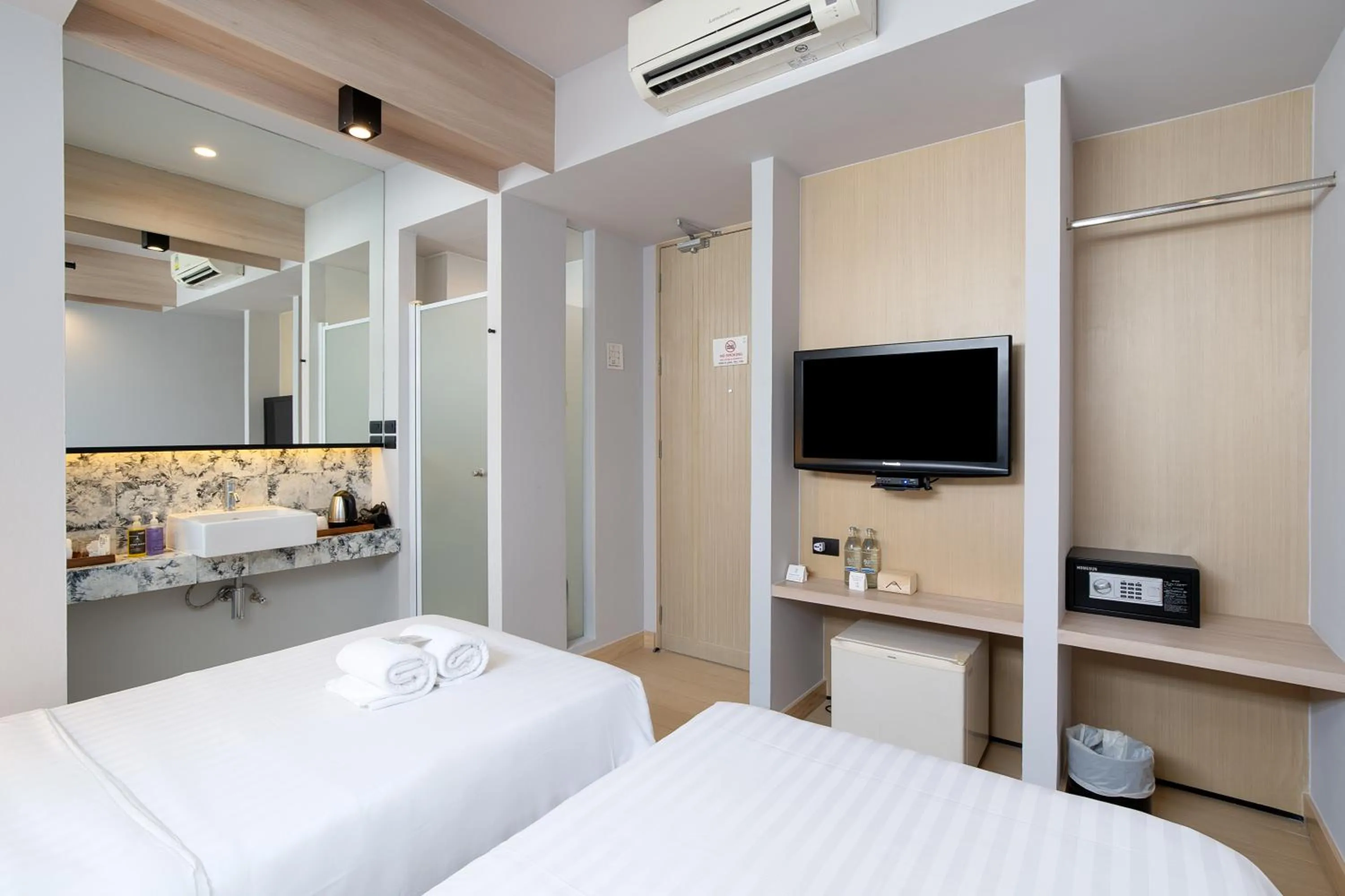 Photo of the whole room, Bed in Metz Pratunam