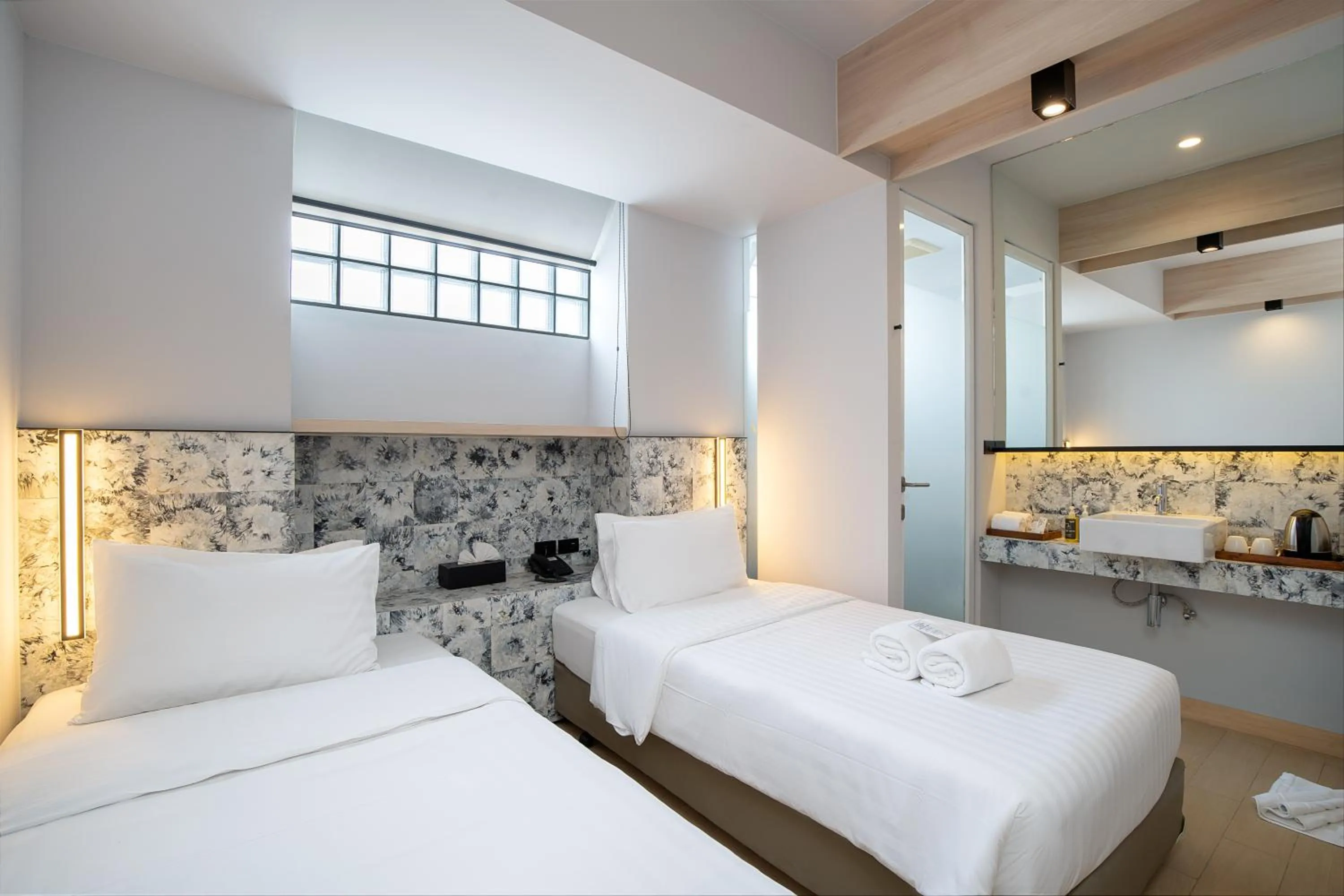 Photo of the whole room, Bed in Metz Pratunam