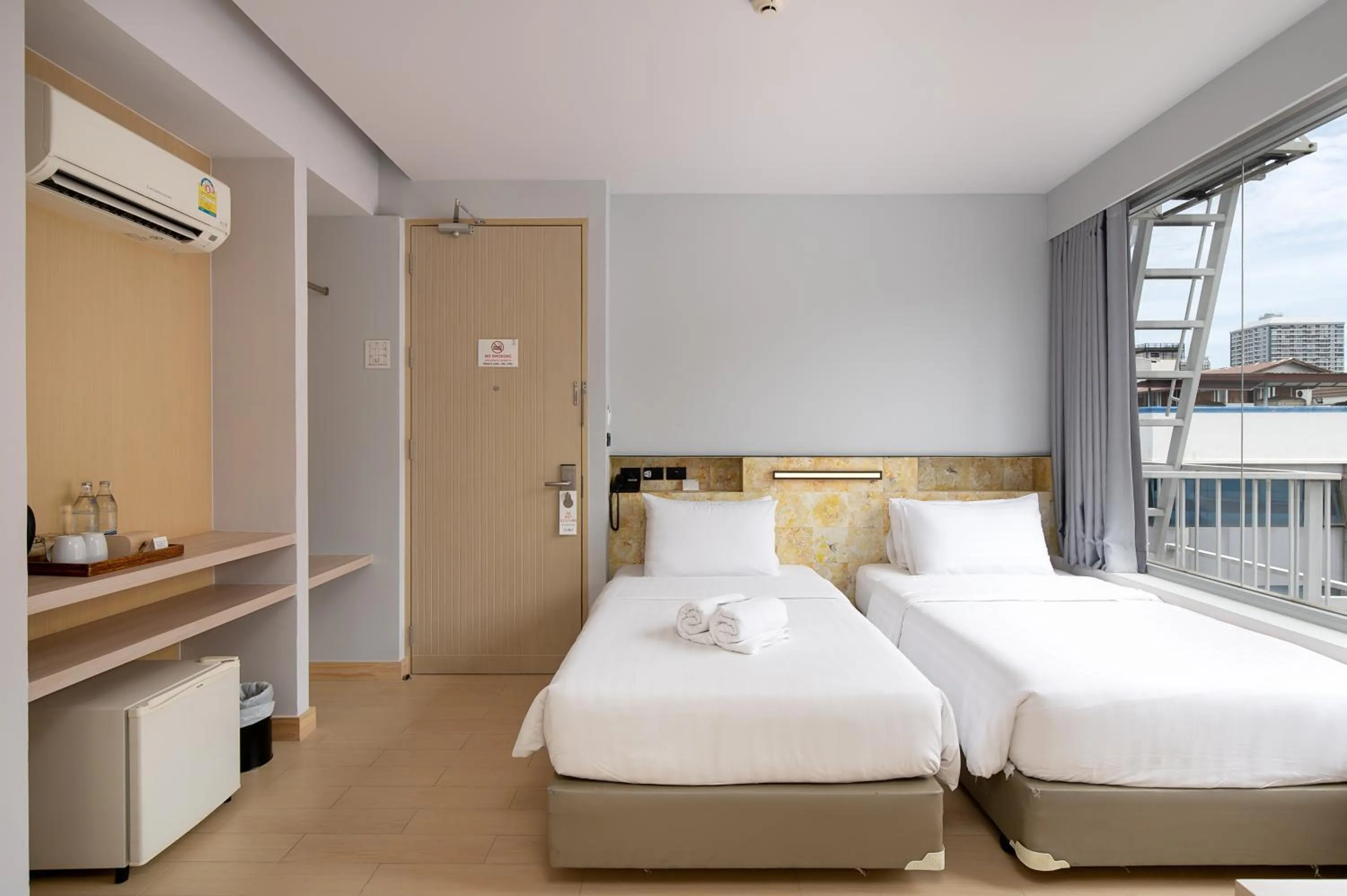 Photo of the whole room, Bed in Metz Pratunam