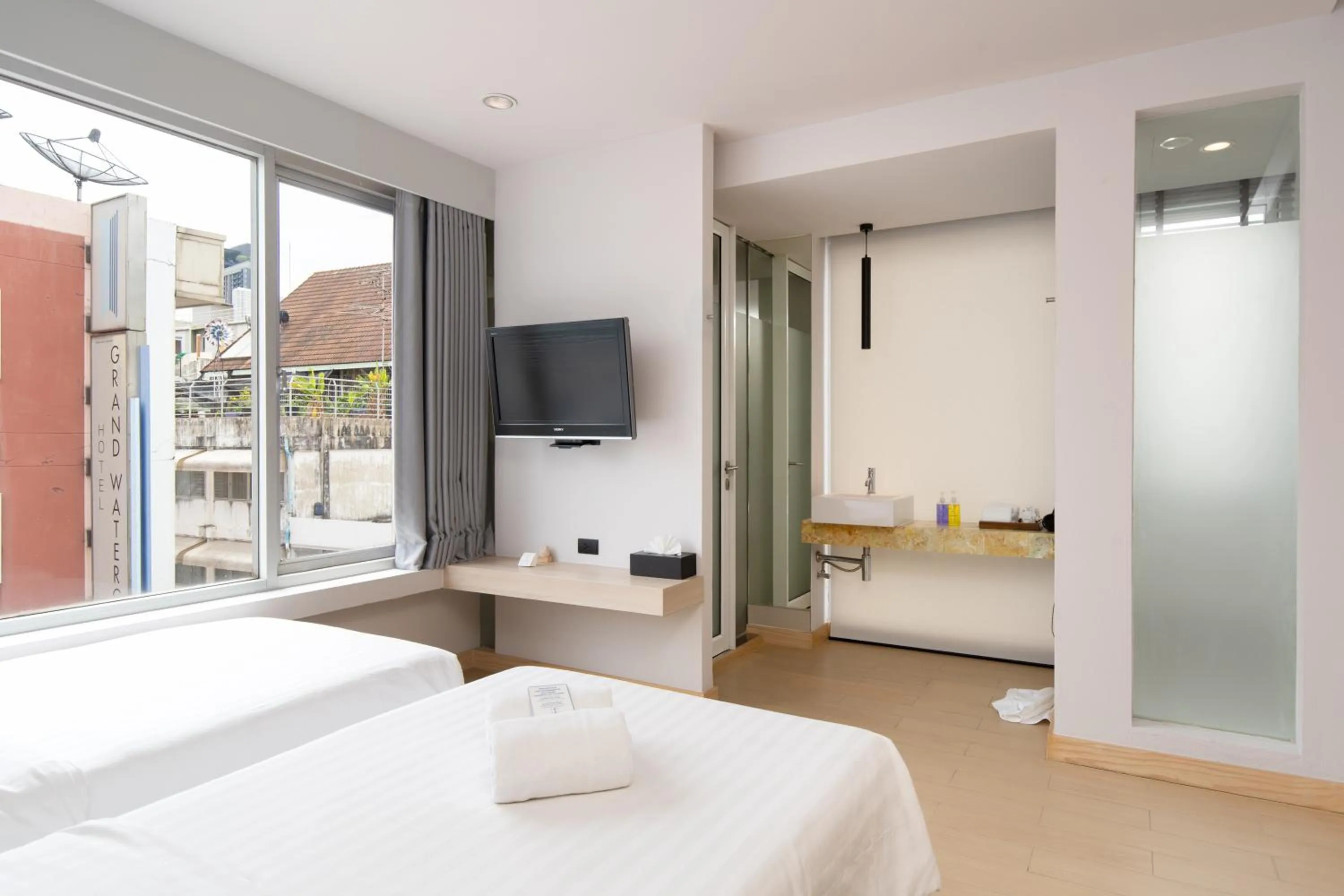 Photo of the whole room, Bed in Metz Pratunam