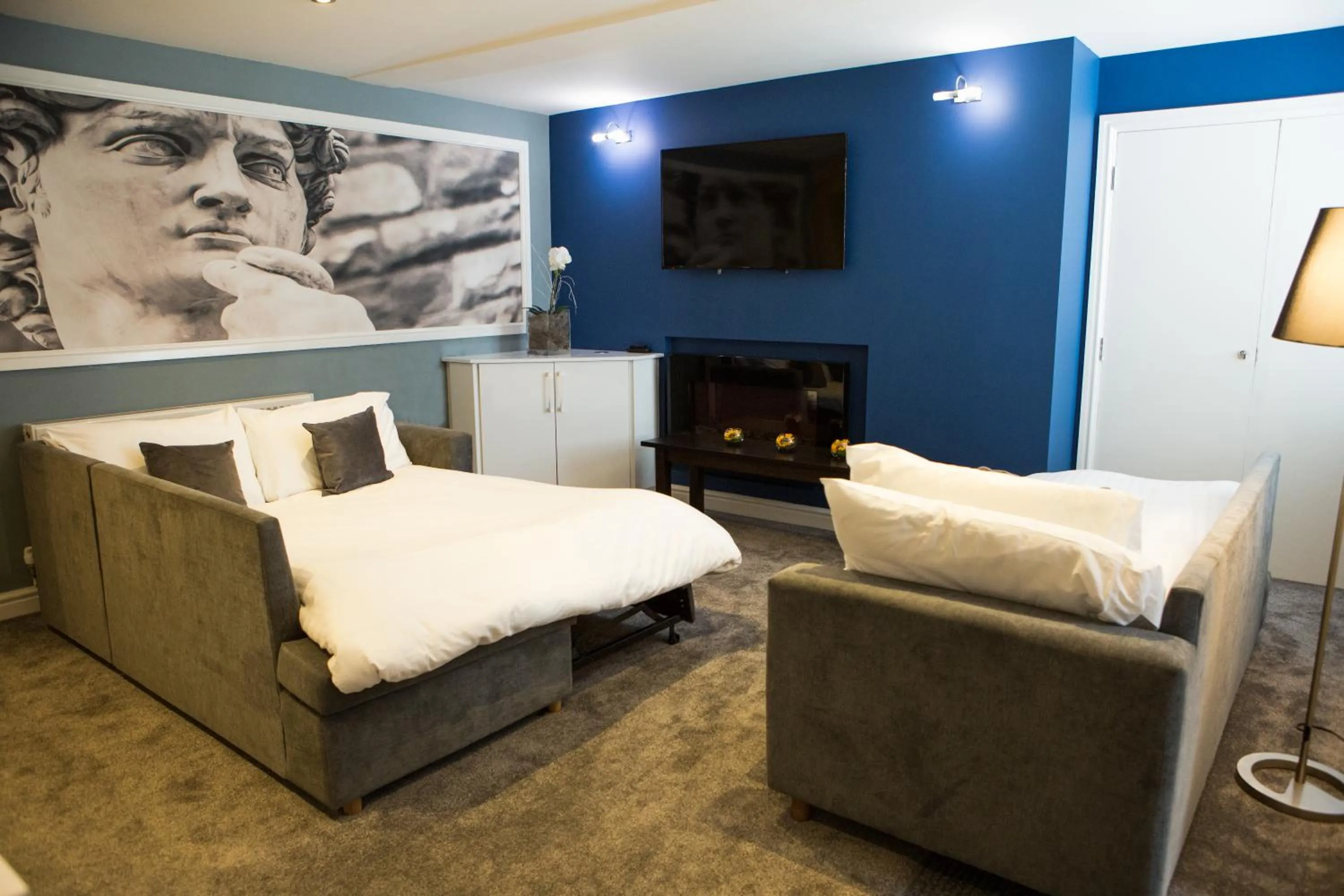 Seating area, Bed in The Townhouse Chester