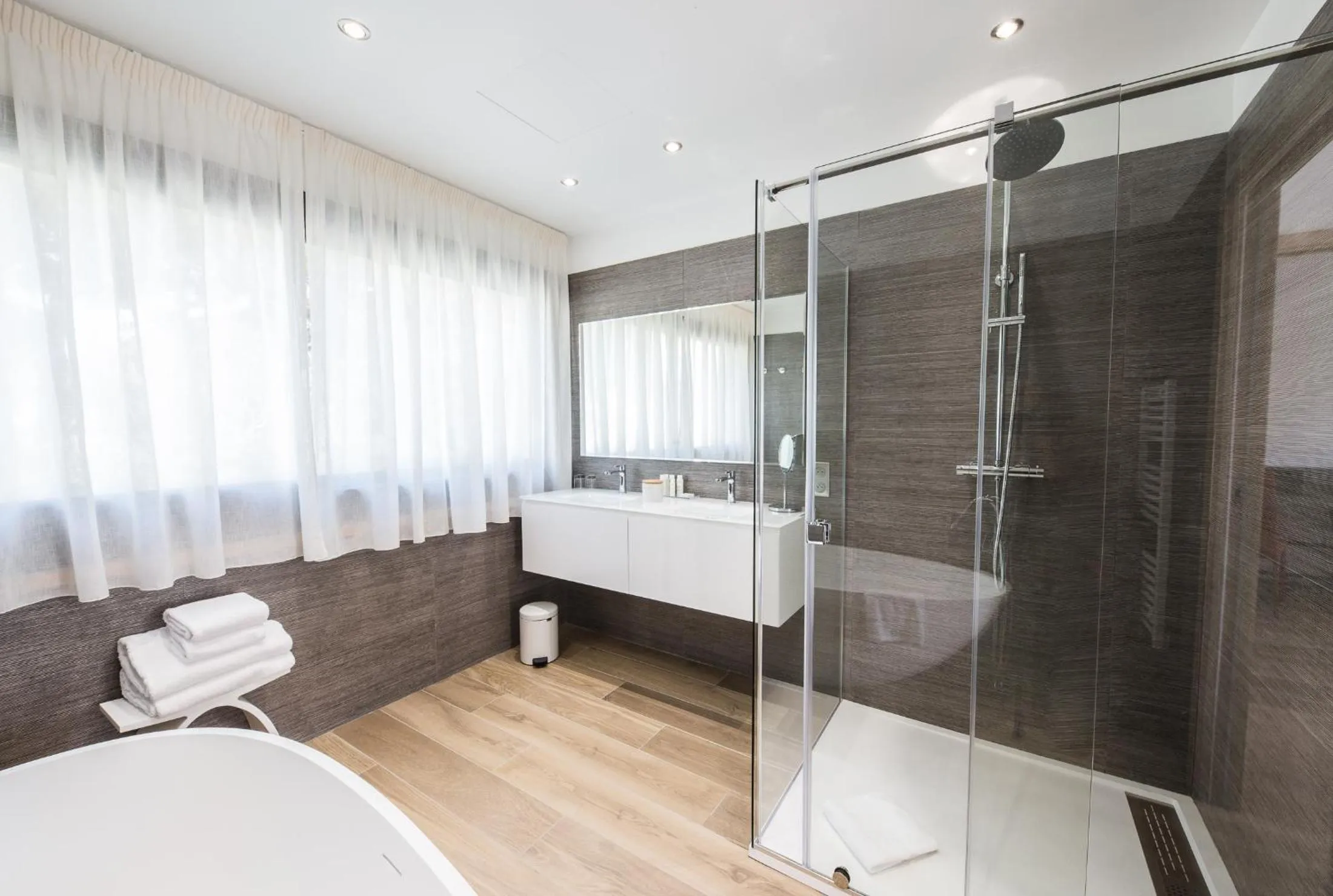 Bathroom, Bed in Hôtel La Roya