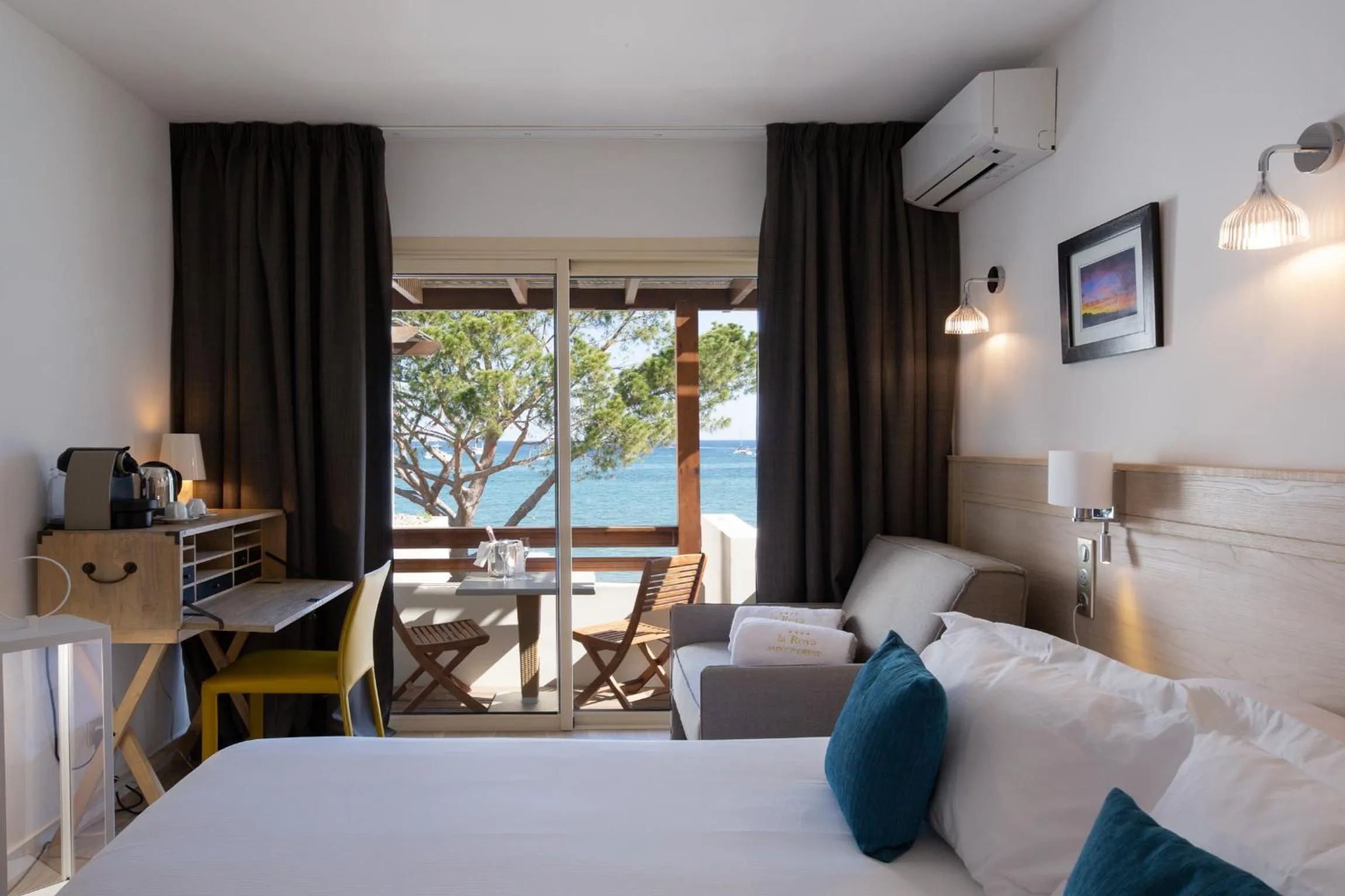 Sea view, Bed in Hôtel La Roya