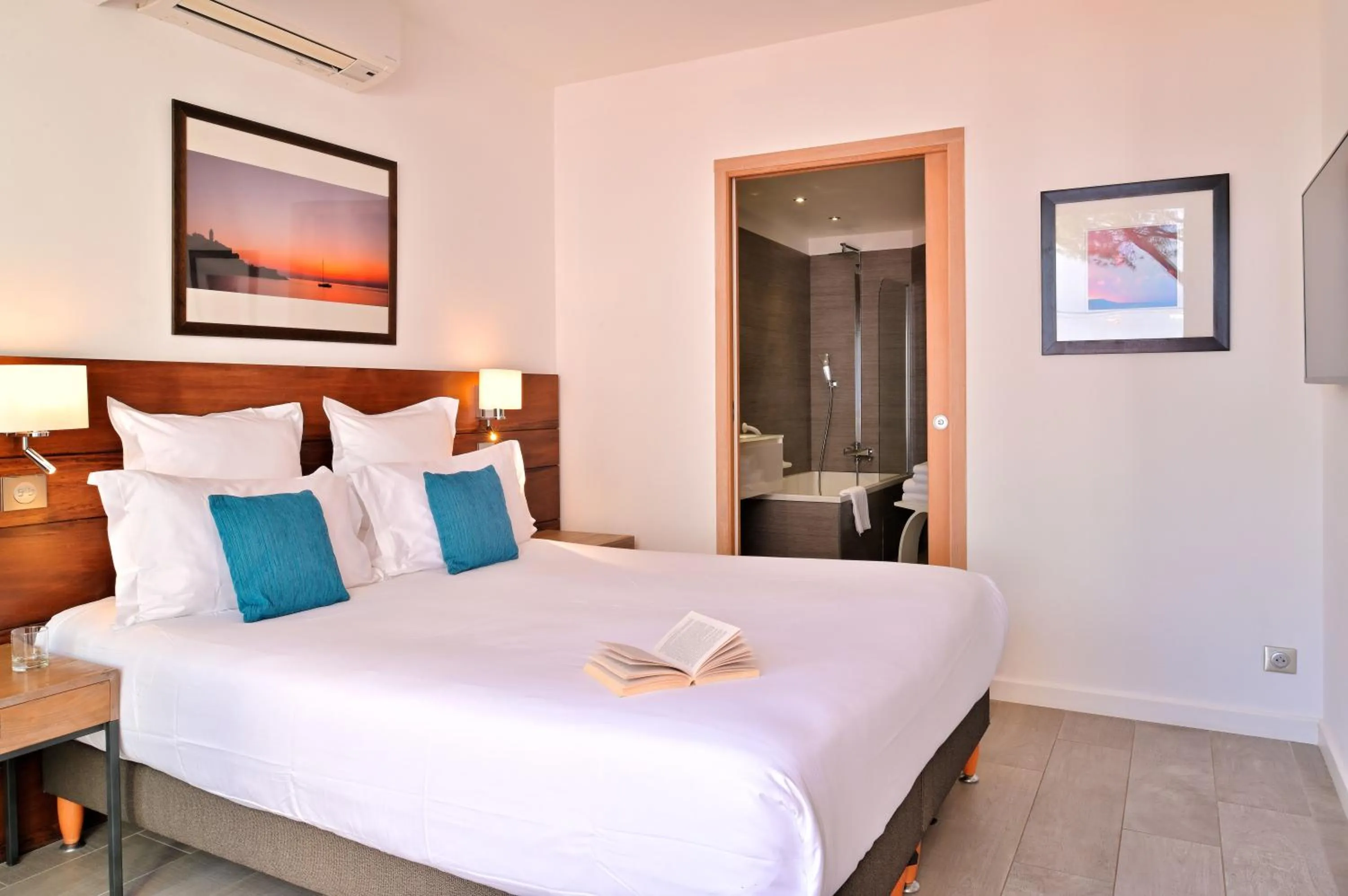 Bed in Hôtel La Roya