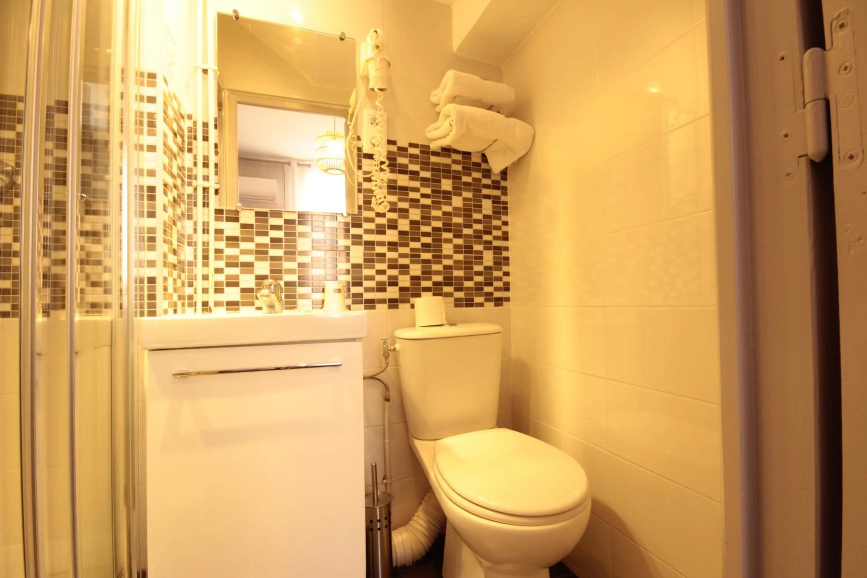 Shower in Hôtel Des Arts, Artisanal et Indépendant