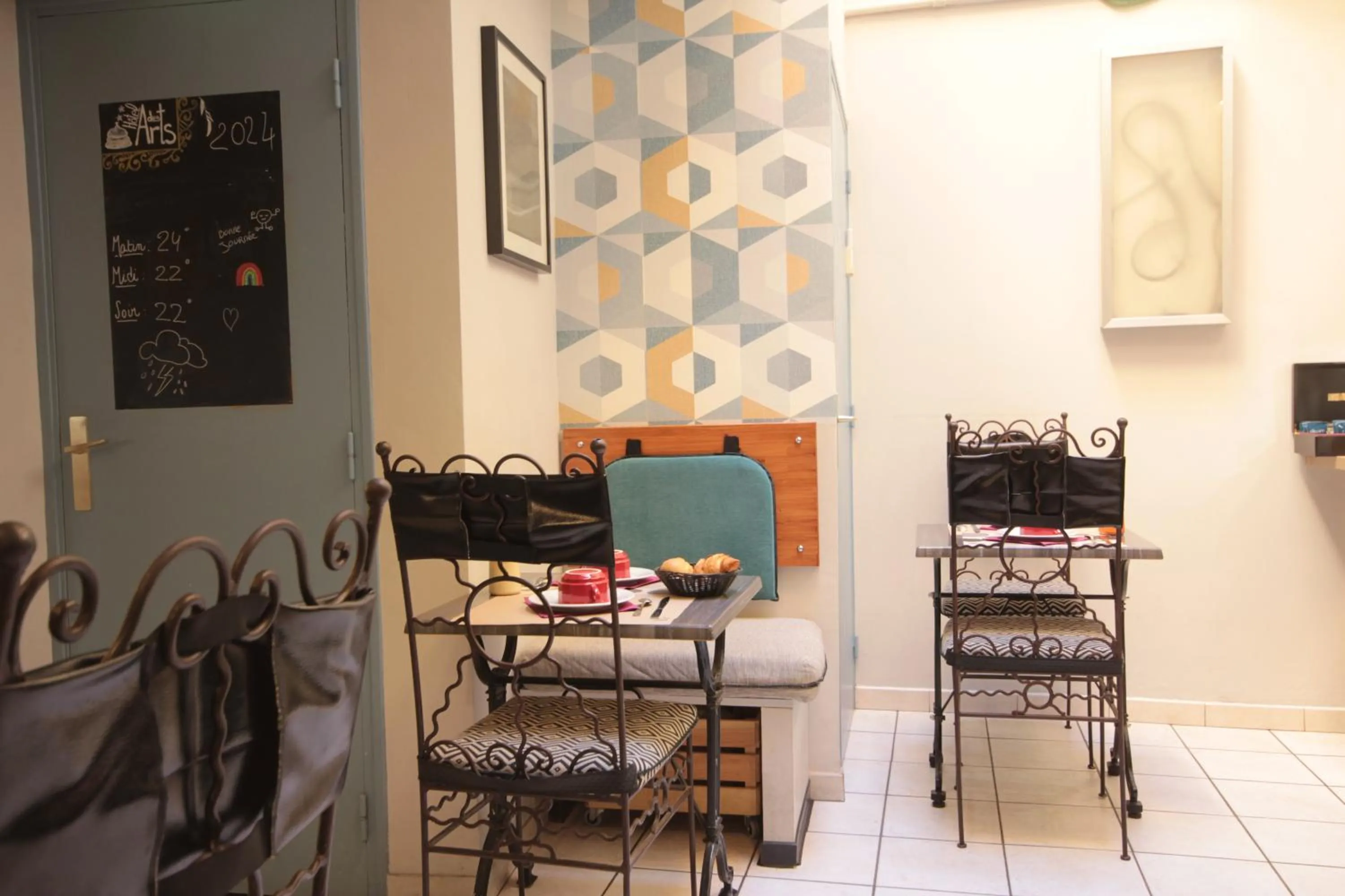 Seating area in Hôtel Des Arts, Artisanal et Indépendant