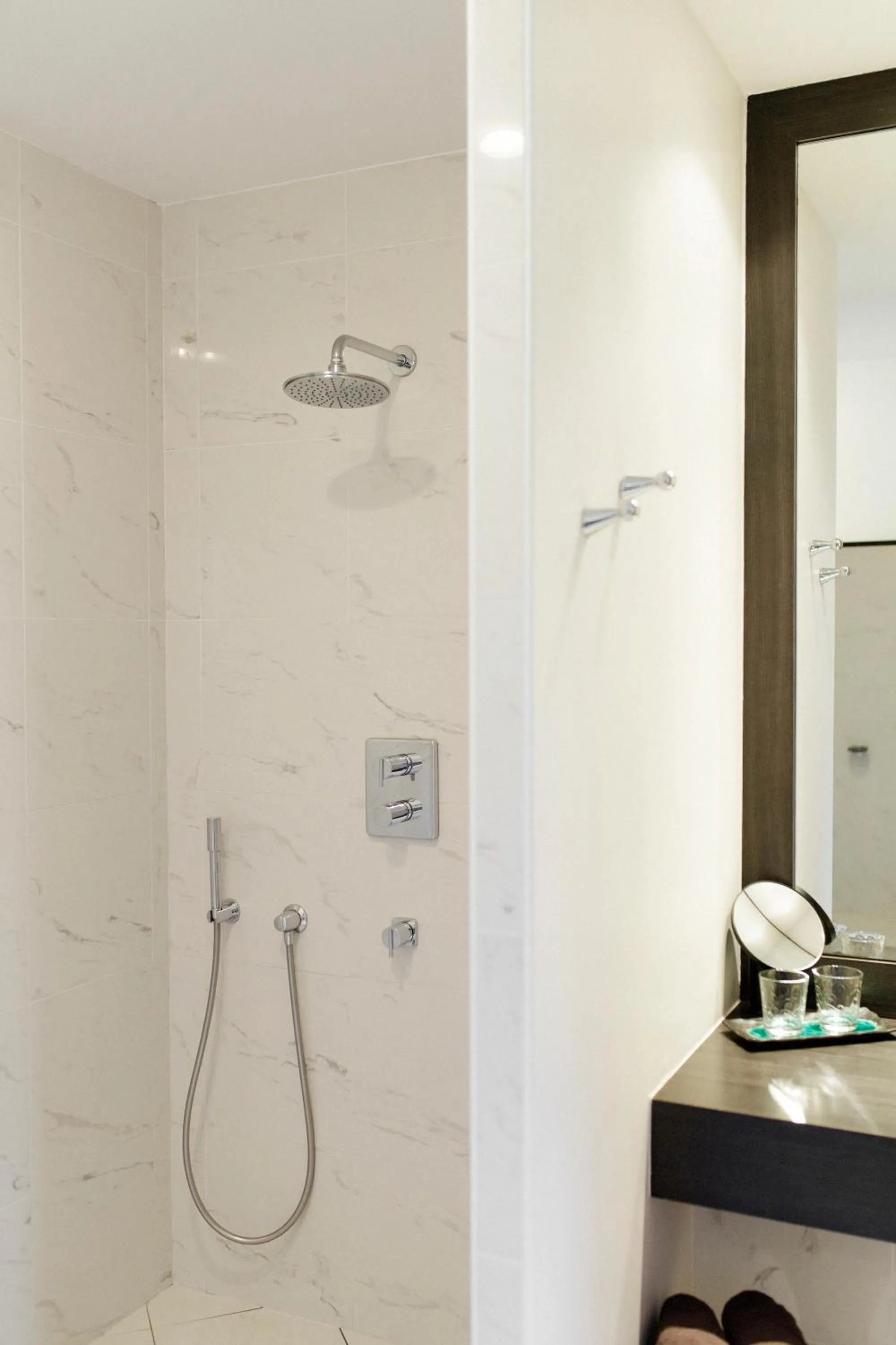 Shower in Maison Decoret - Relais & Châteaux