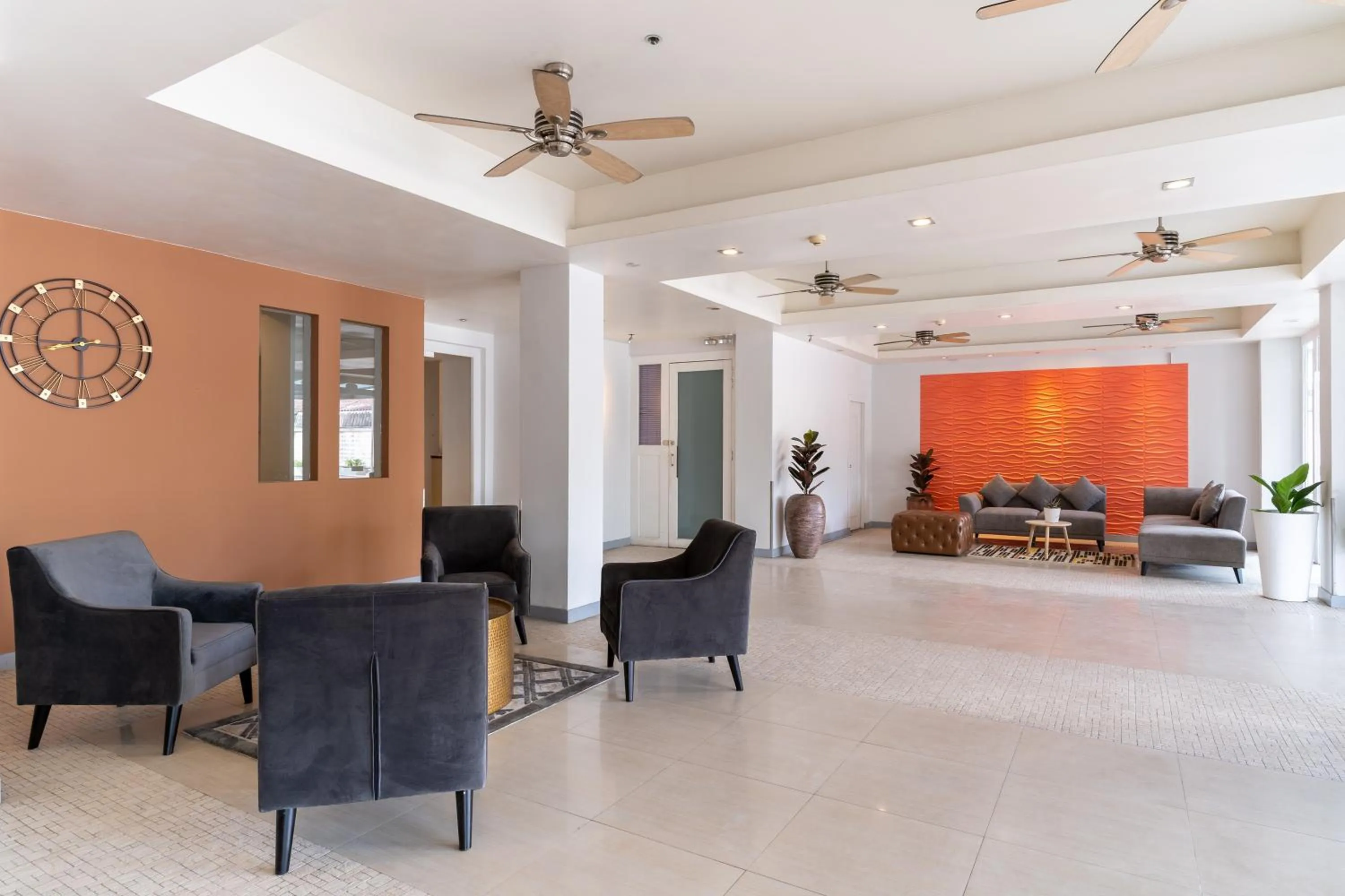 Seating area in Heeton Concept Hotel Pattaya by Compass Hospitality