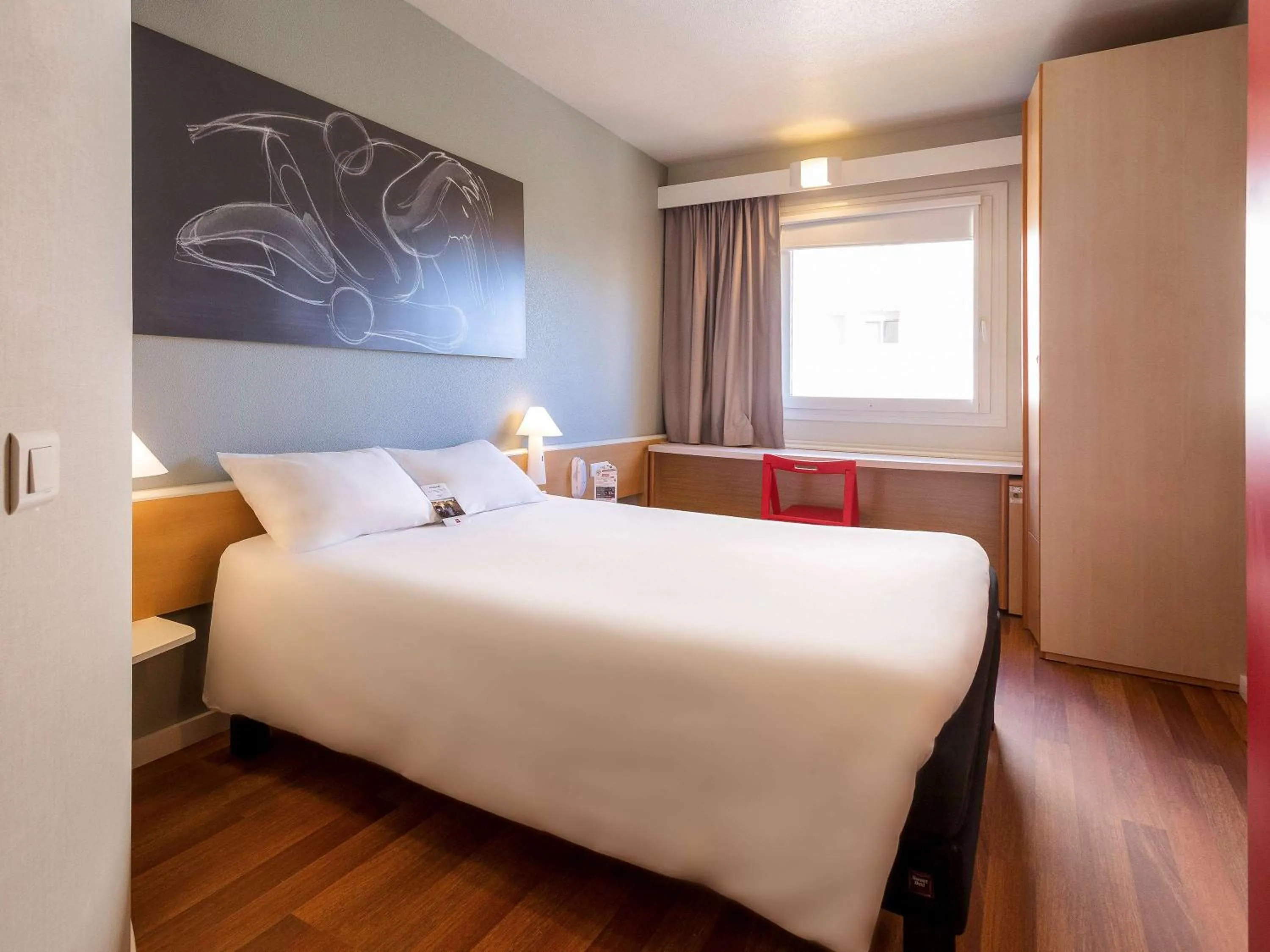 Photo of the whole room, Bed in Ibis Elche