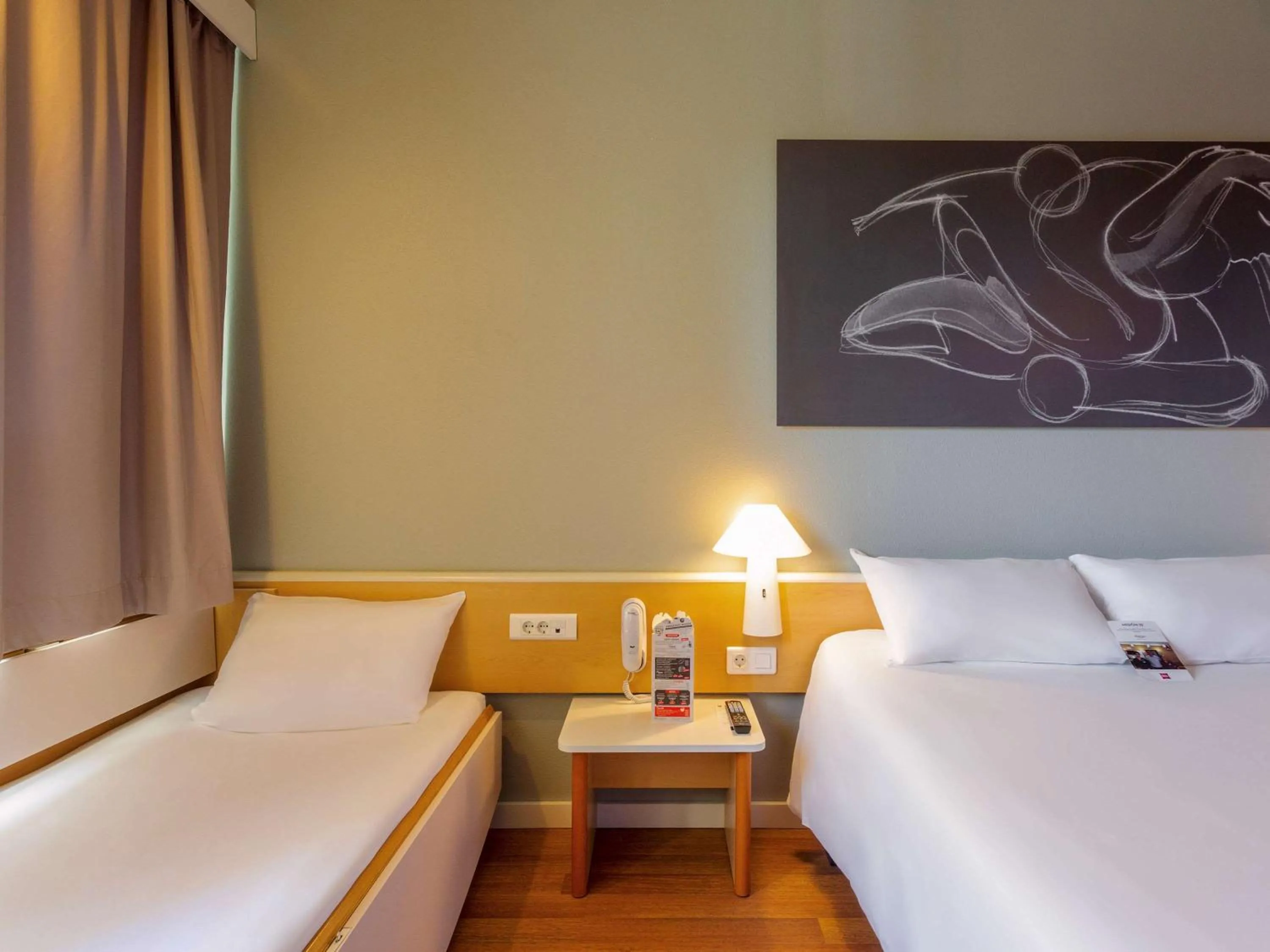 Photo of the whole room, Bed in Ibis Elche