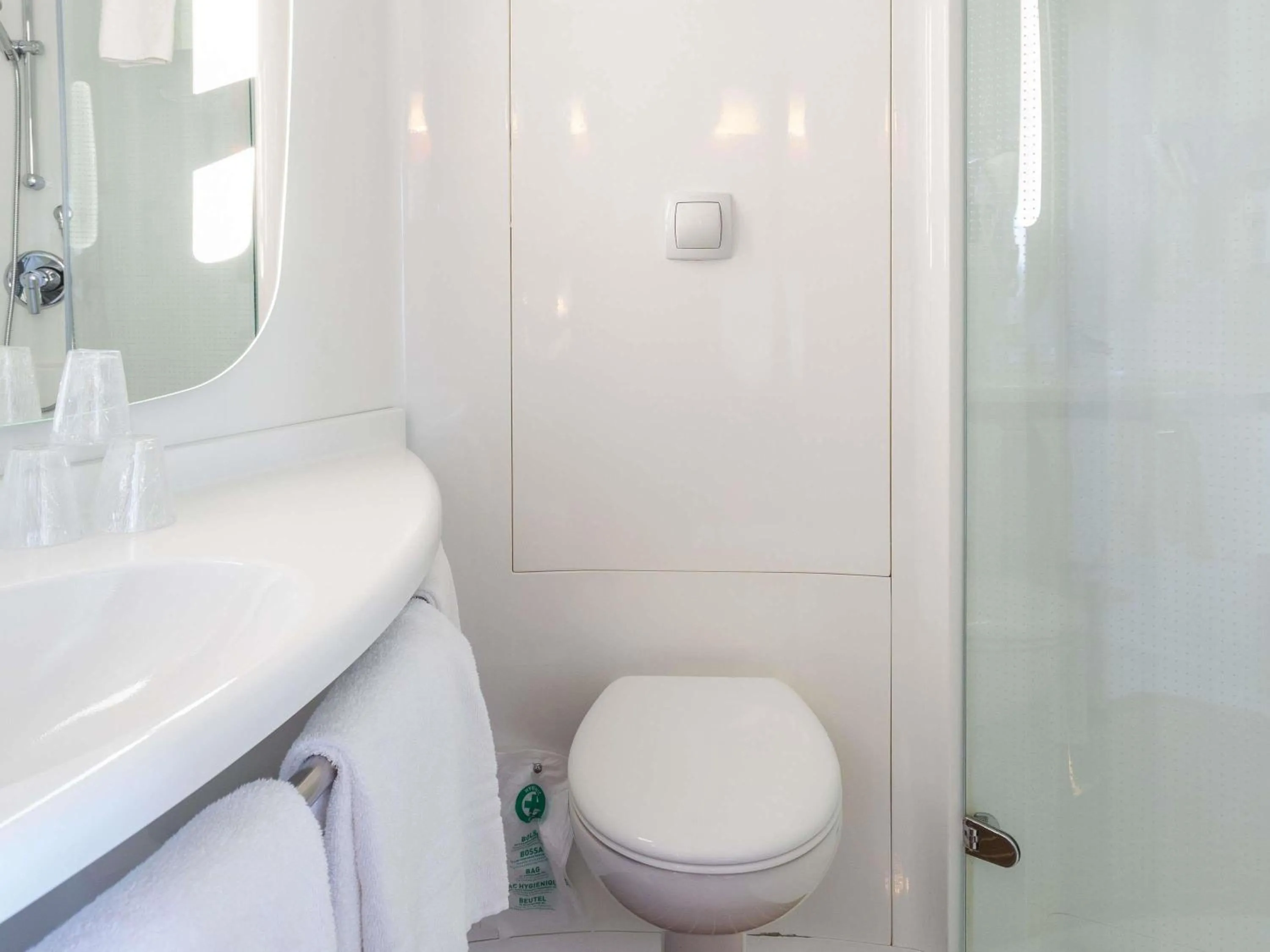 Bedroom in Ibis Elche