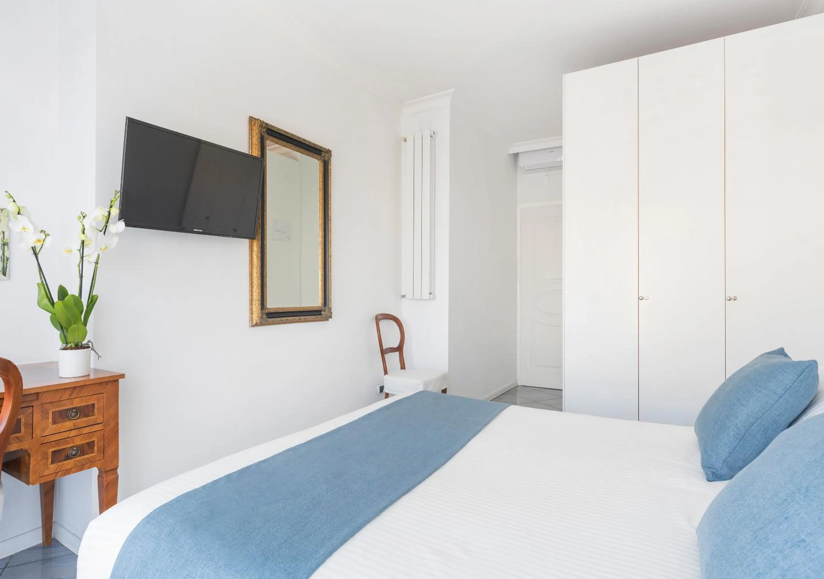 Decorative detail, Bed in Fiorentini Residence NAPOLI