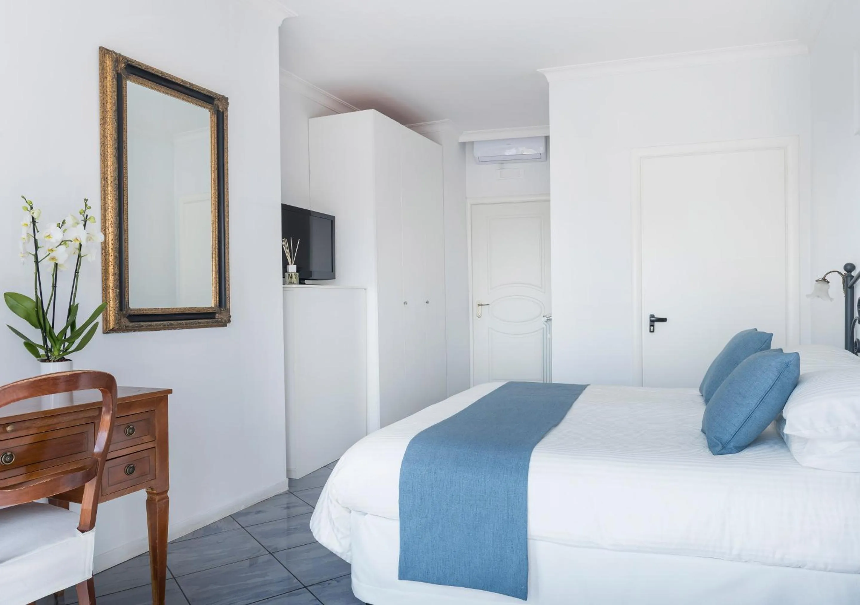 Photo of the whole room, Bed in Fiorentini Residence NAPOLI