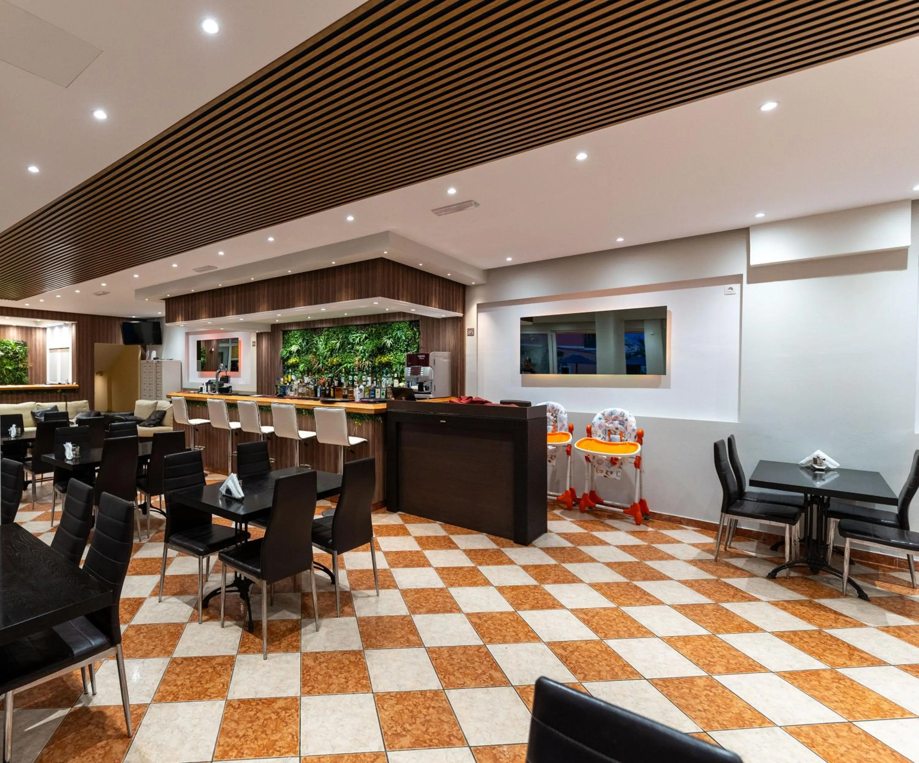 Restaurant/places to eat in Angelina Hotel & Apartments