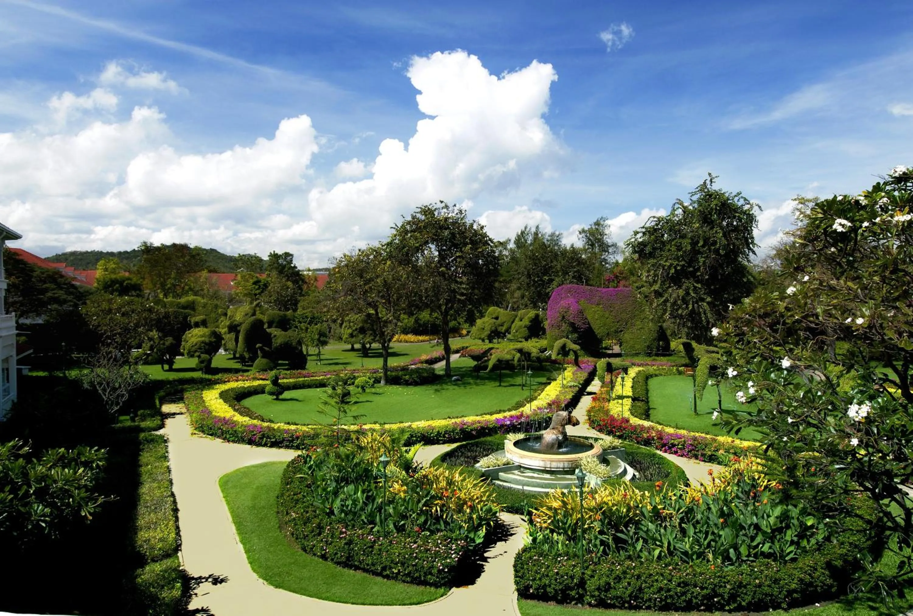 Garden in Centara Grand Beach Resort & Villas Hua Hin