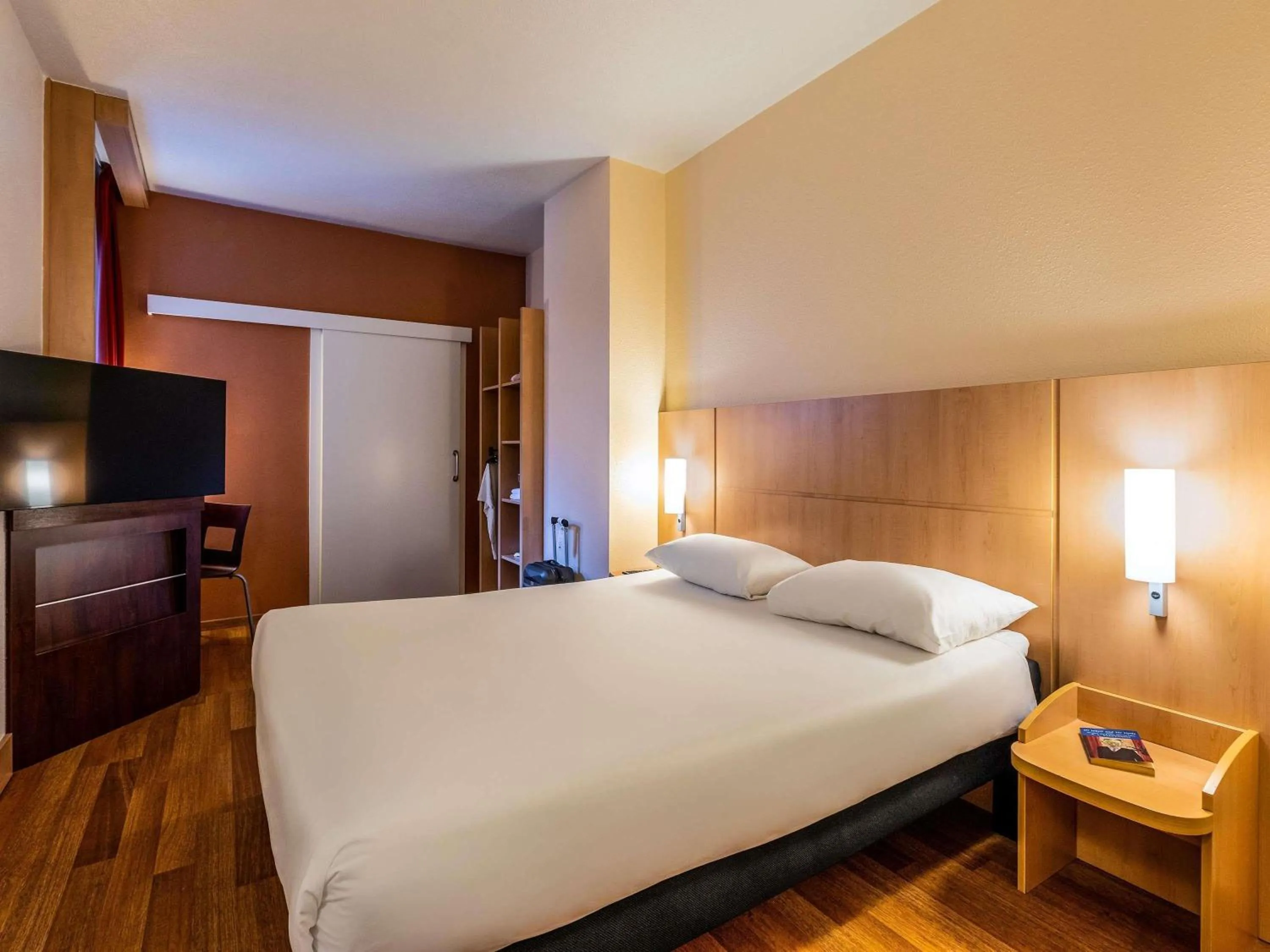 Bedroom, Bed in Ibis Bilbao Centro