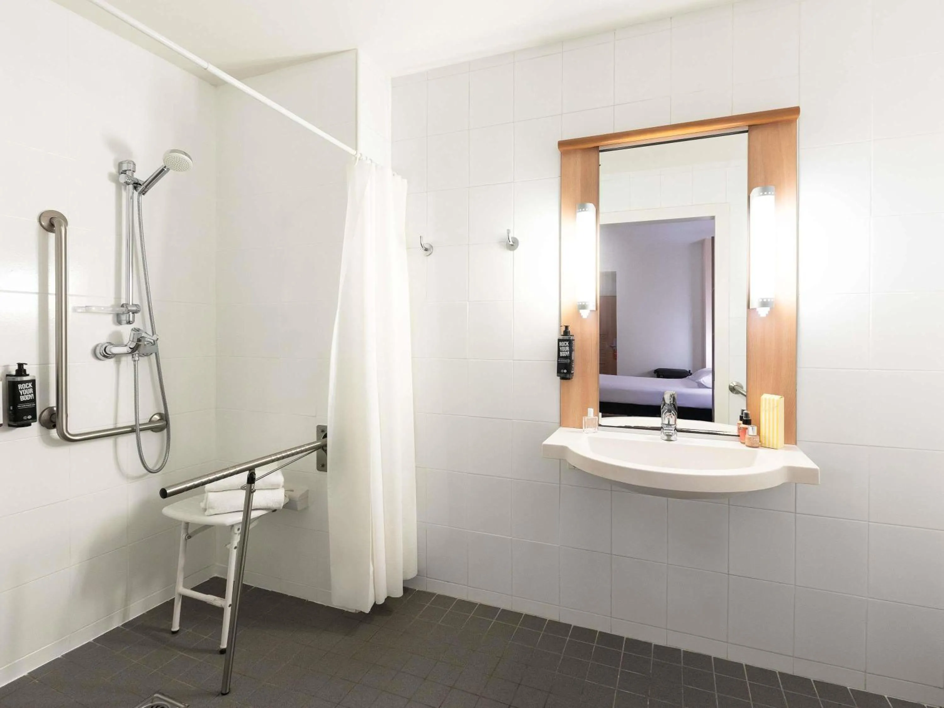 Bedroom in Ibis Bilbao Centro