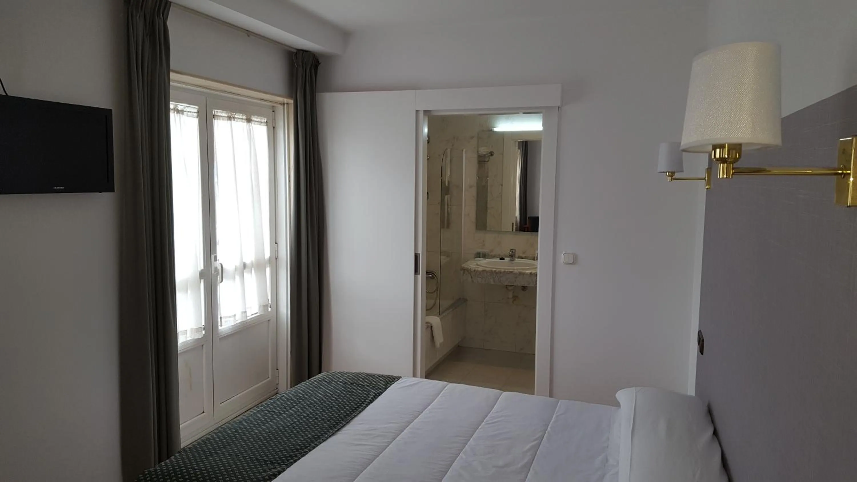 Photo of the whole room, Bed in Hotel San Jacobo