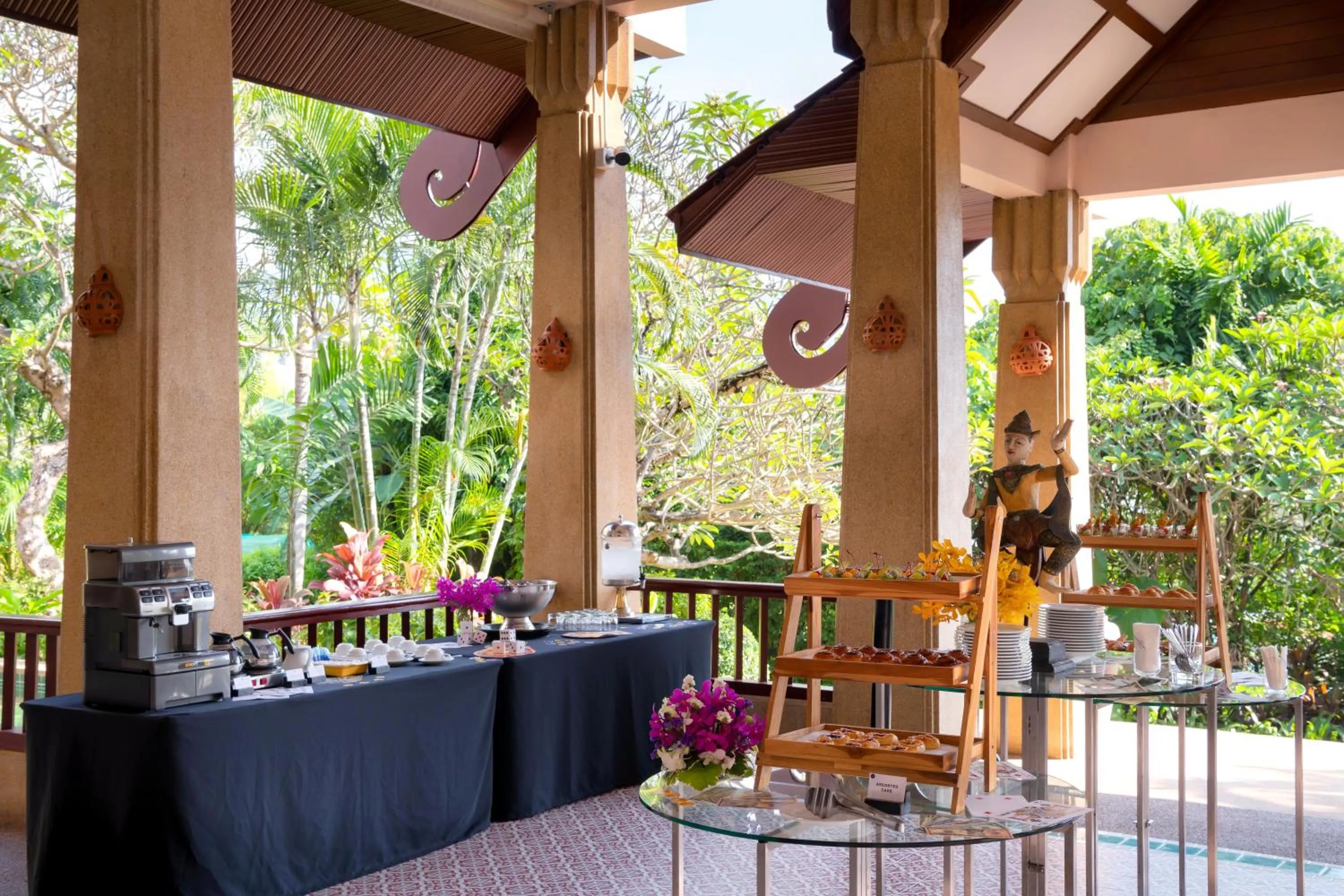 Food and drinks in Novotel Phuket Resort