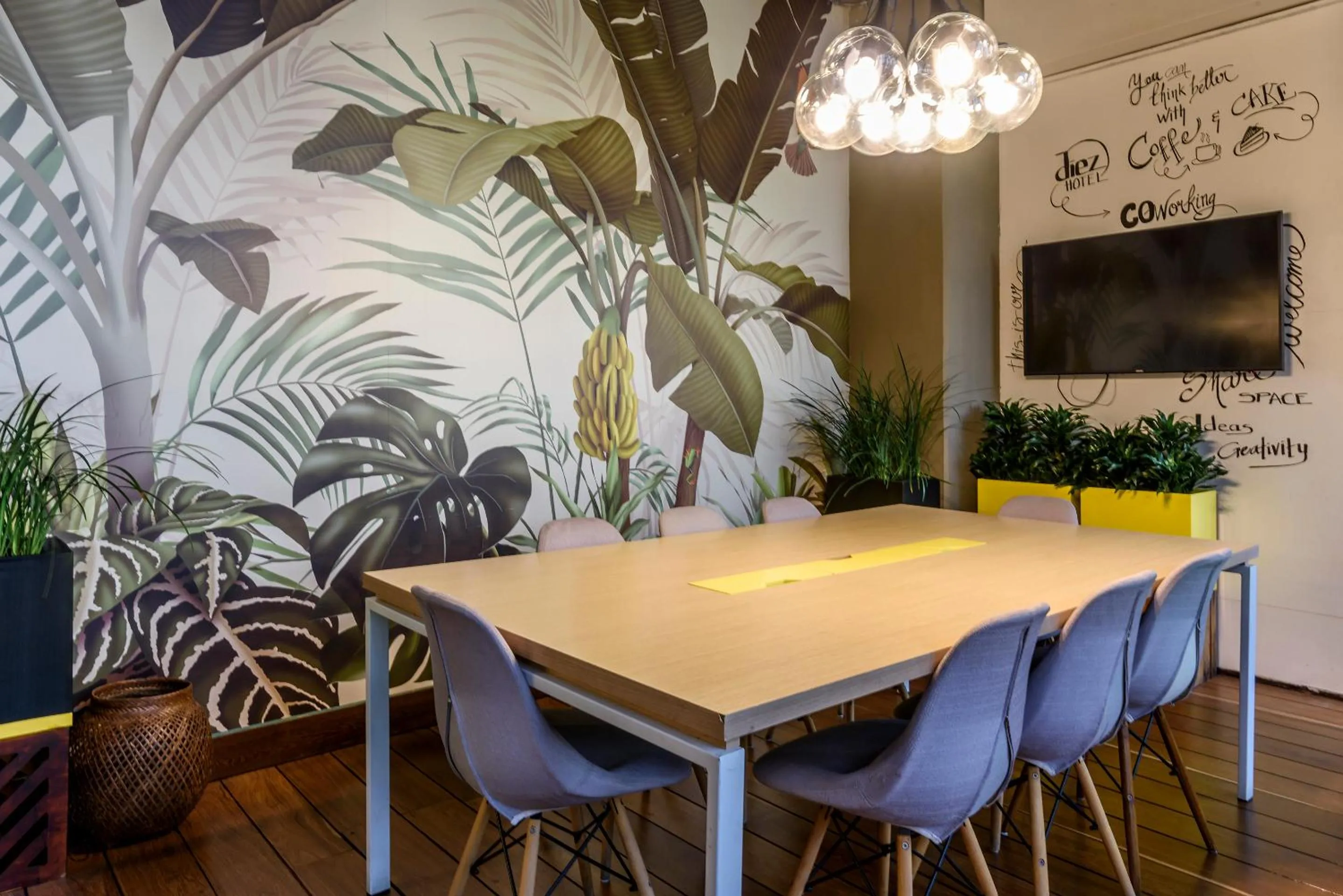 Communal lounge/ TV room in Diez Hotel Categoría Colombia