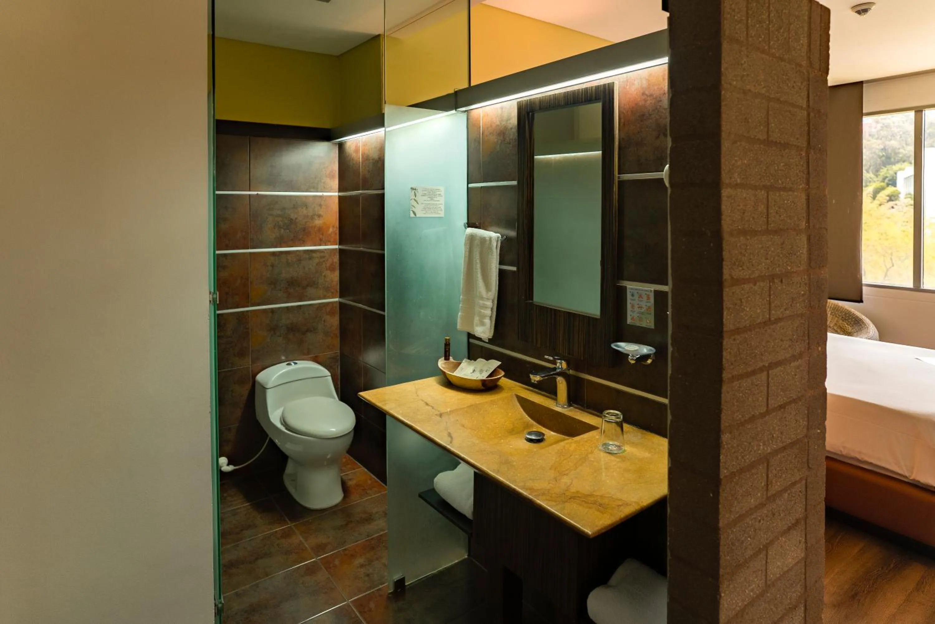 Shower, Bed in Diez Hotel Categoría Colombia