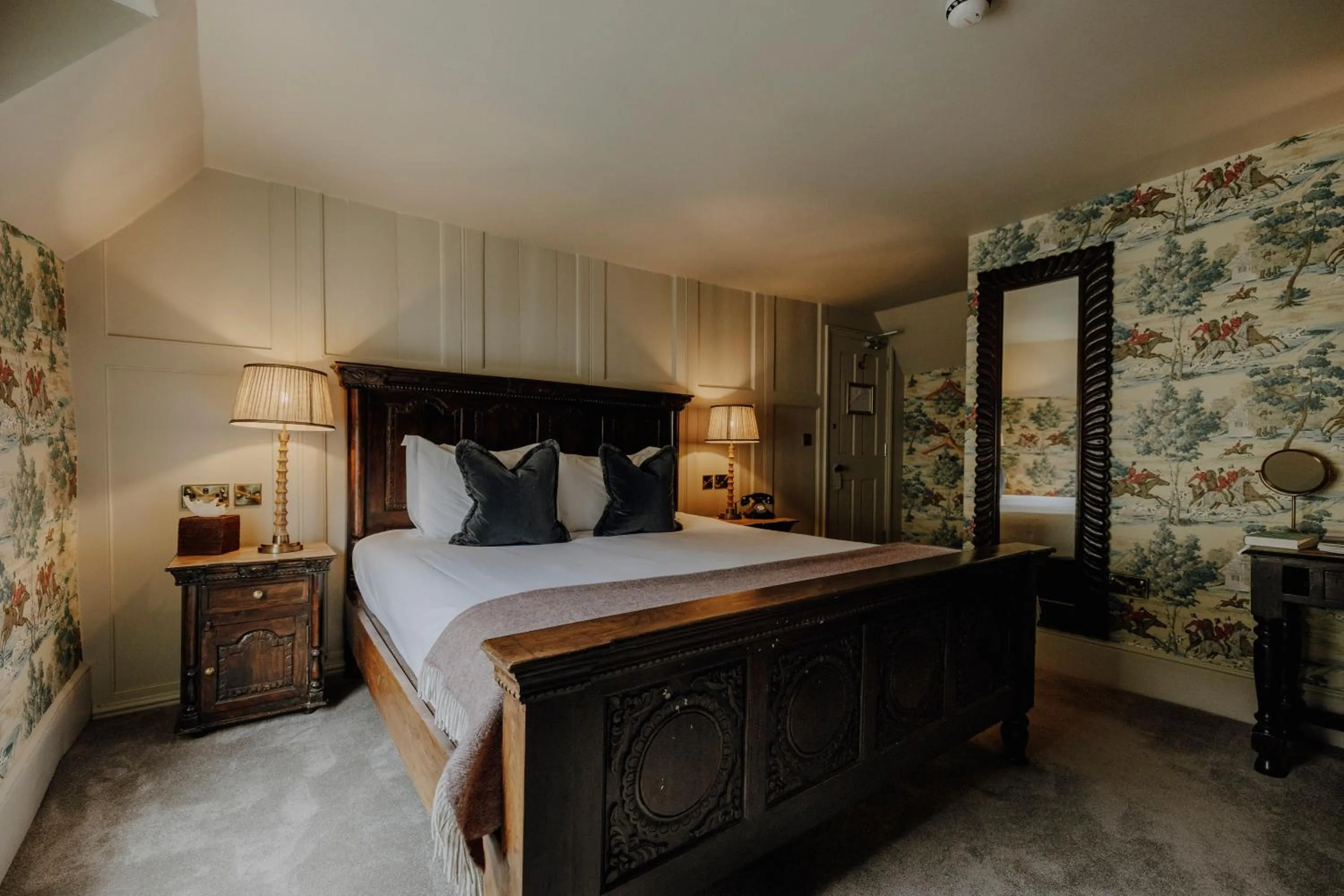 Photo of the whole room, Bed in The Bull And Swan