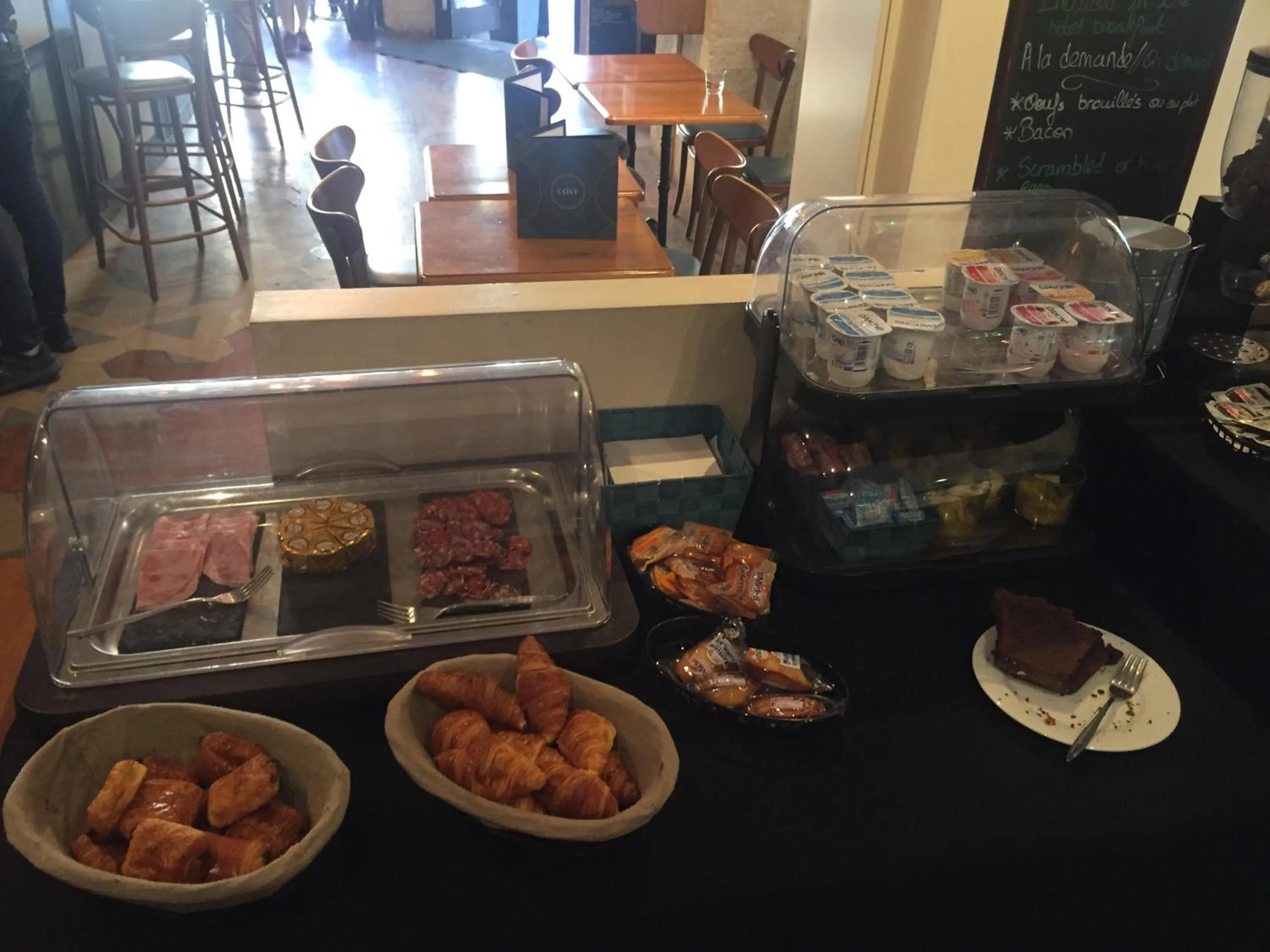 Breakfast in Le Petit Cosy Hôtel