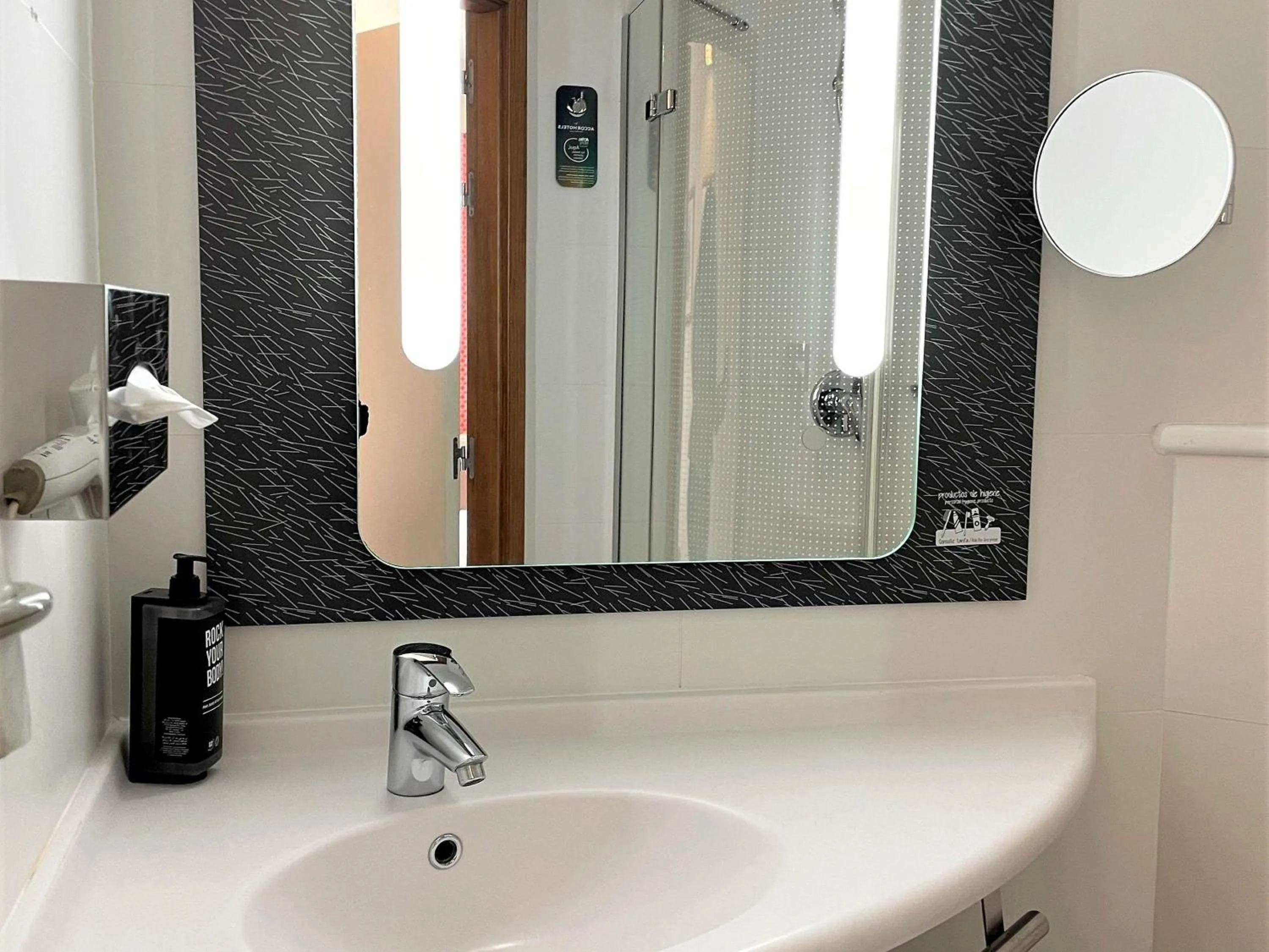 Bedroom in Ibis Jerez De La Frontera Cadiz