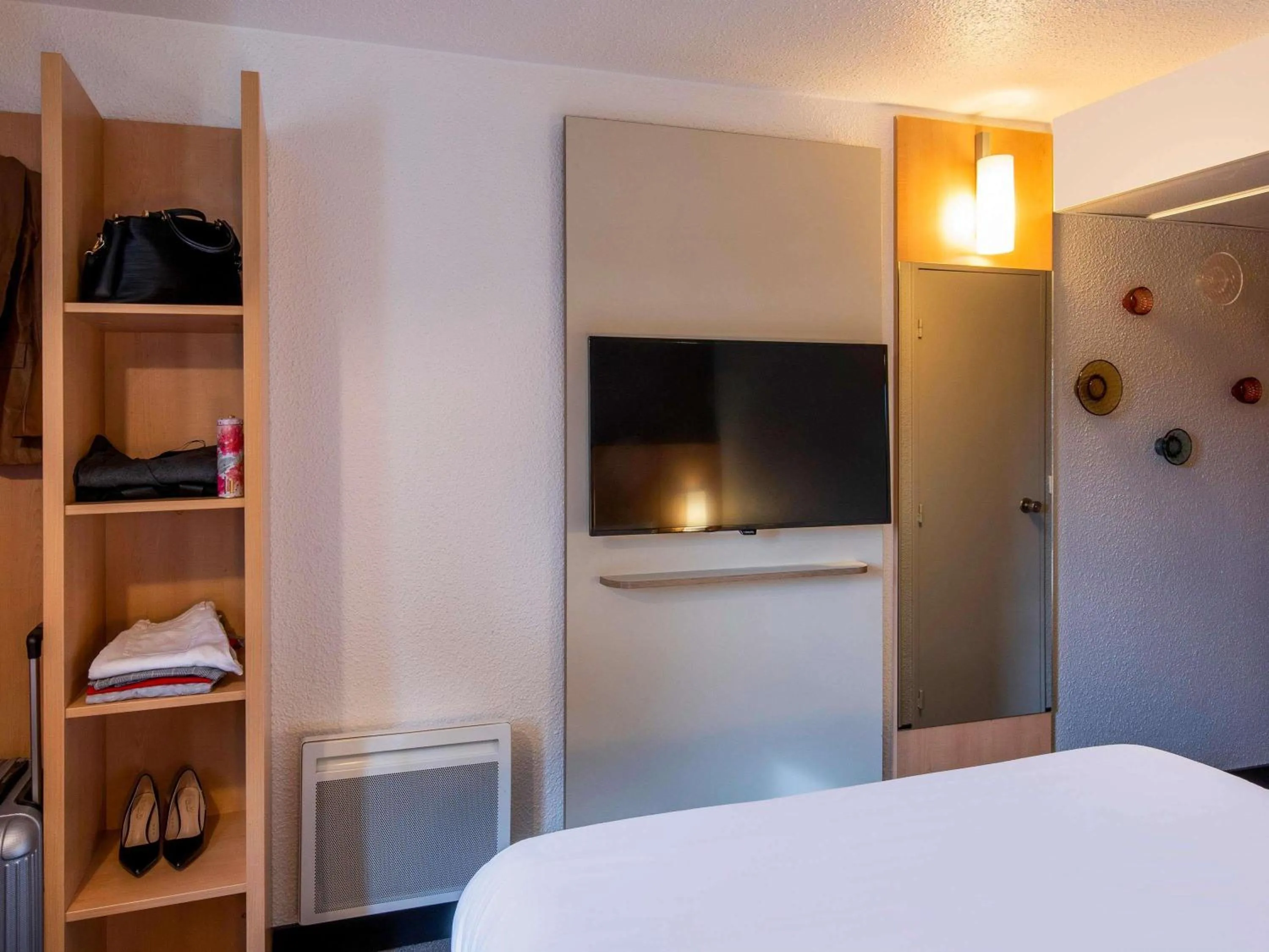 Bedroom, Bed in ibis Cergy Pontoise Le Port