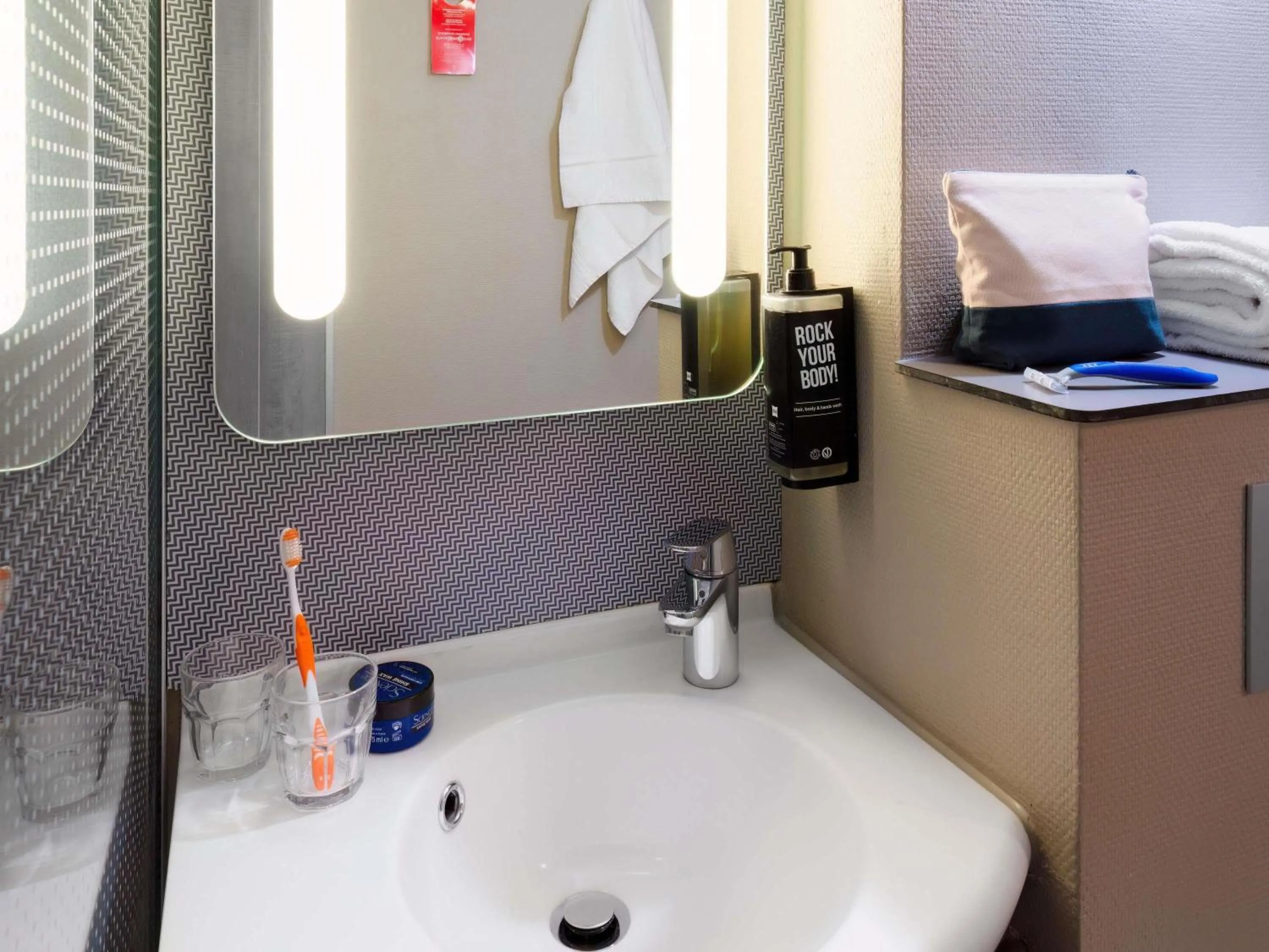 Bedroom in ibis Cergy Pontoise Le Port