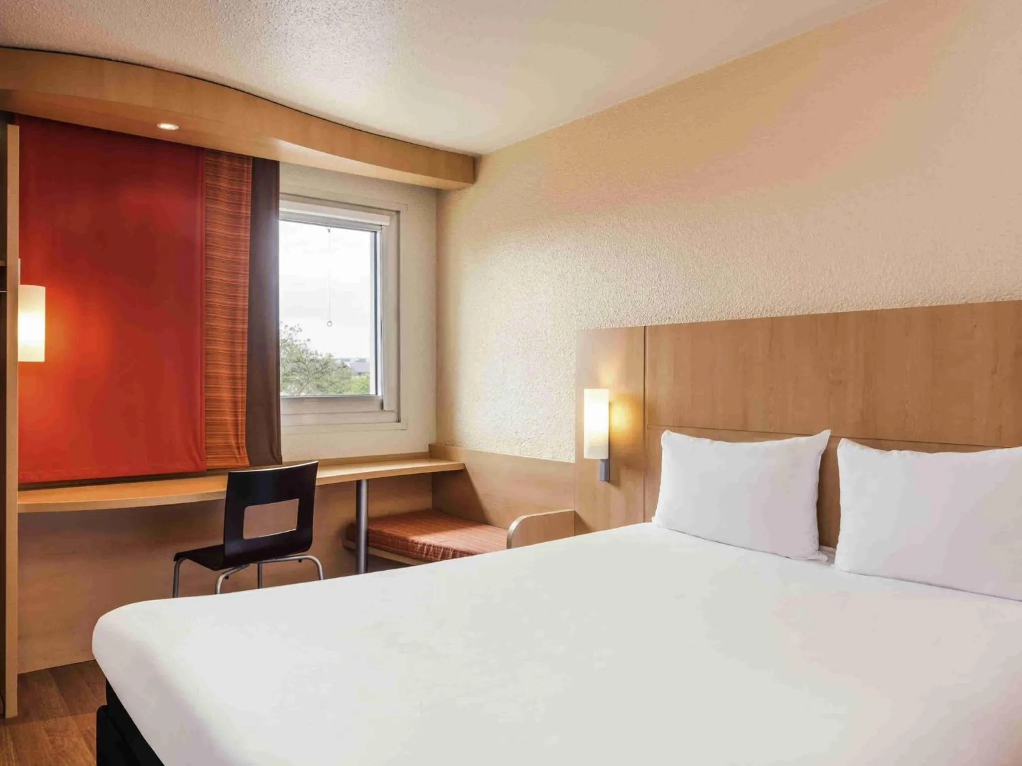 Bedroom, Bed in ibis Cergy Pontoise Le Port