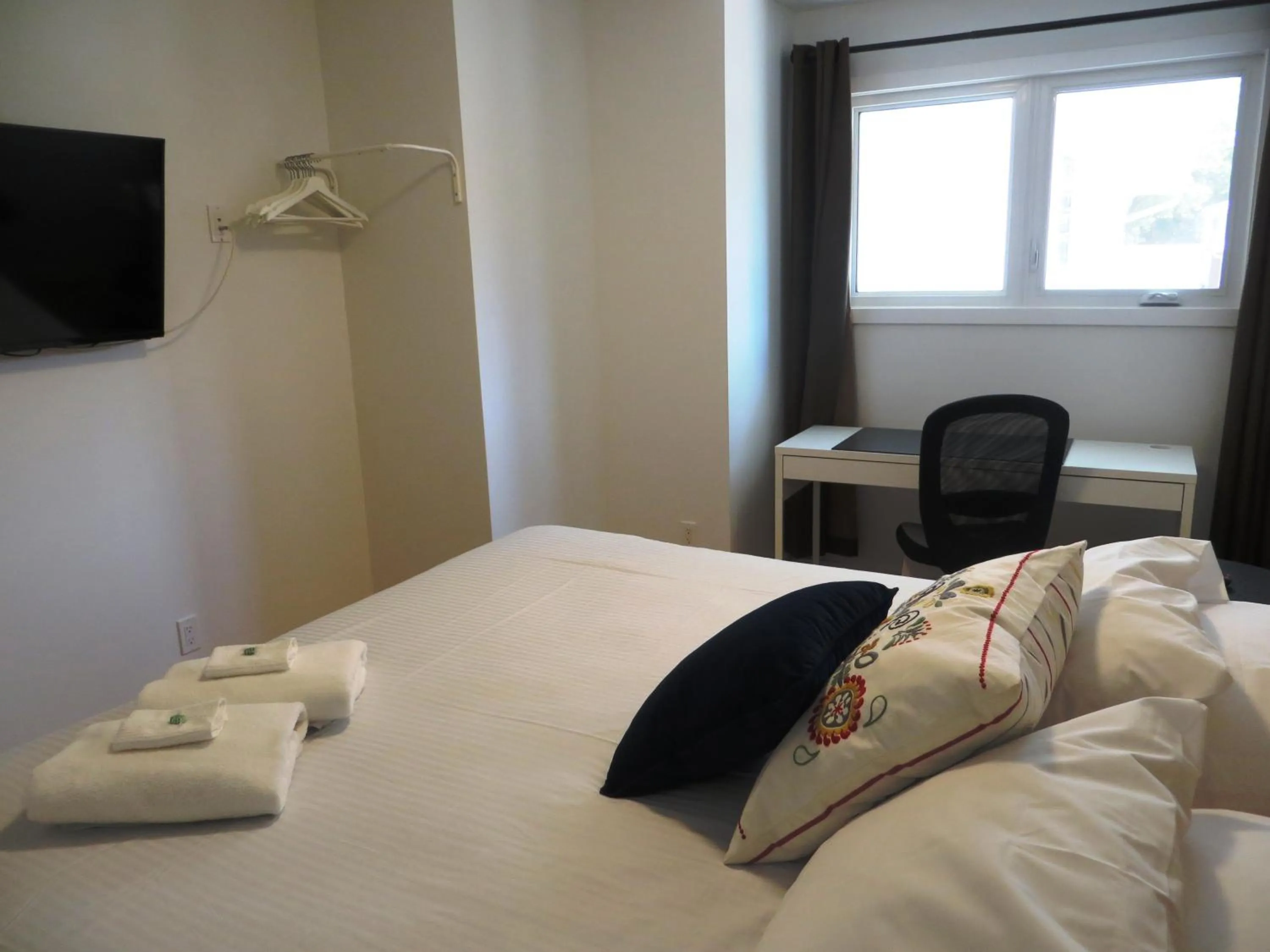 Photo of the whole room, Bed in The Inn on College