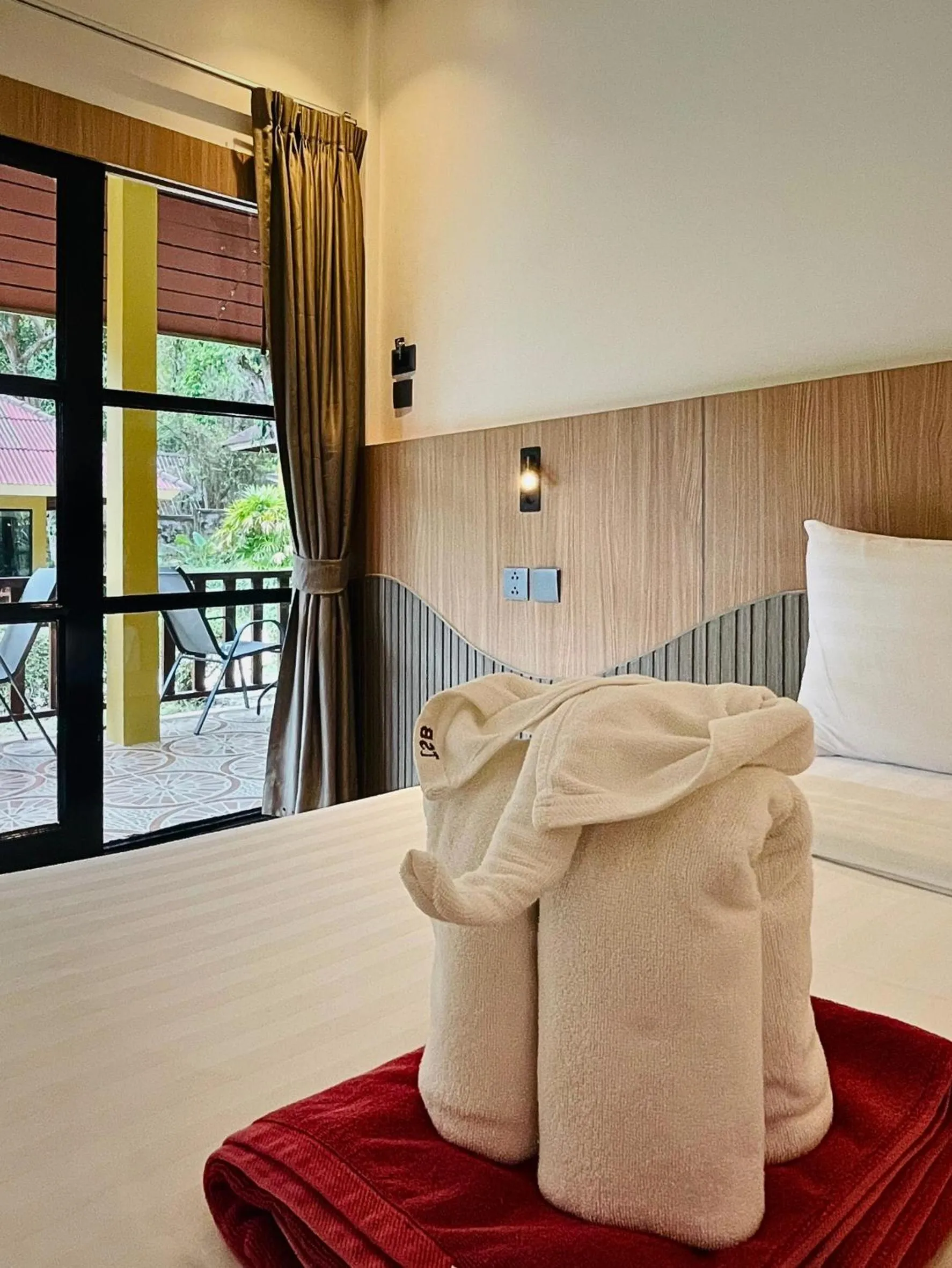 towels, Bed in Tonsai Bay Resort