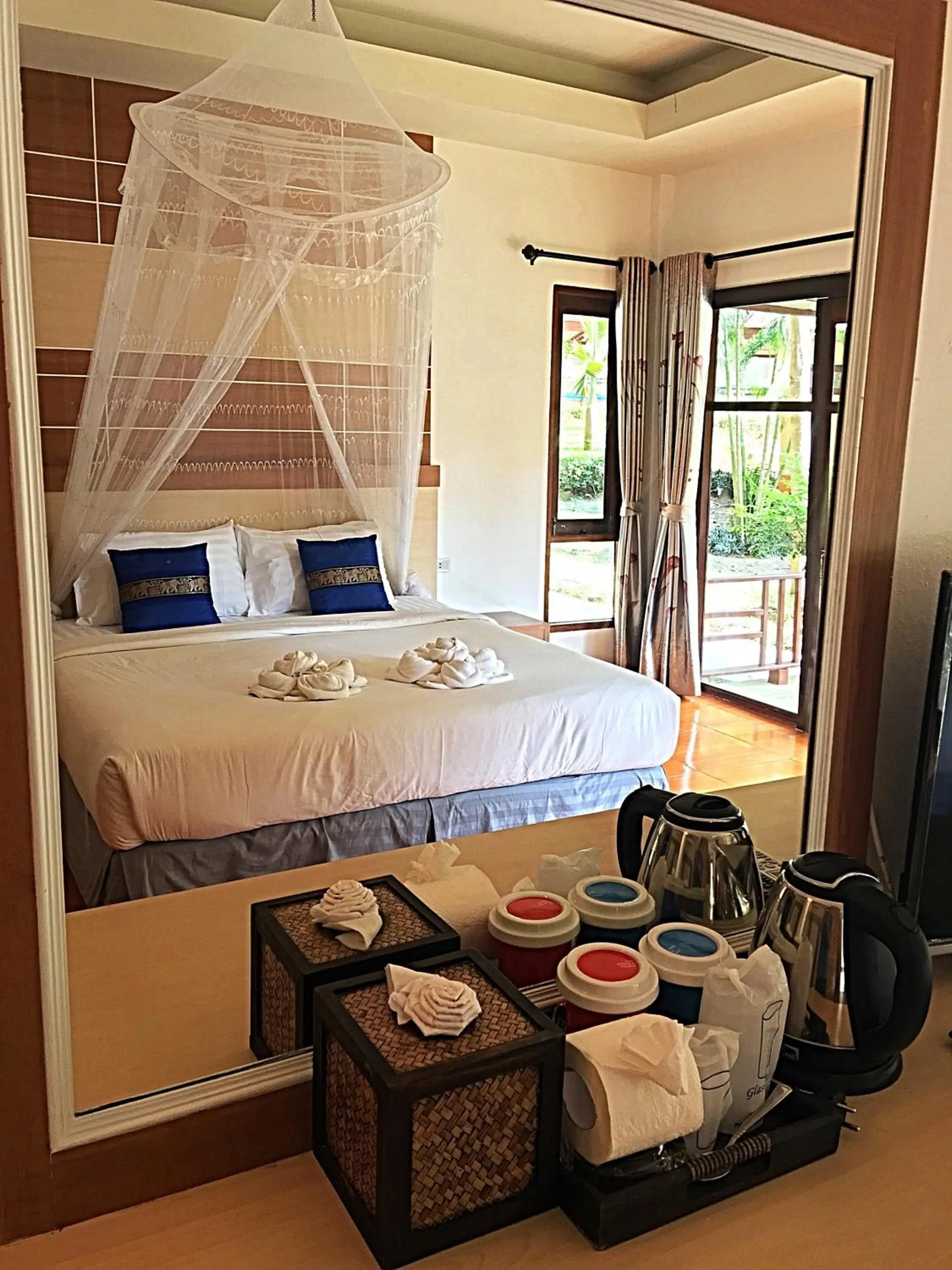 Coffee/tea facilities, Bed in Tonsai Bay Resort