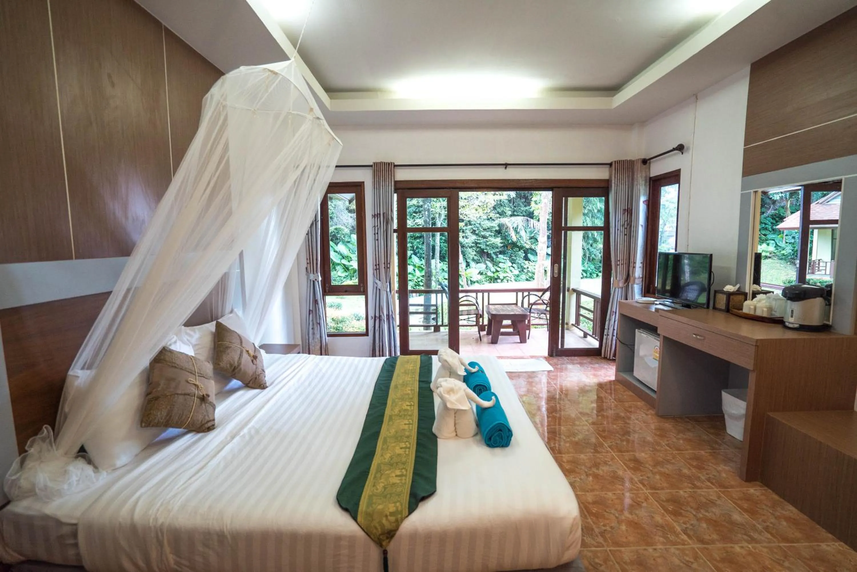 Photo of the whole room, Bed in Tonsai Bay Resort