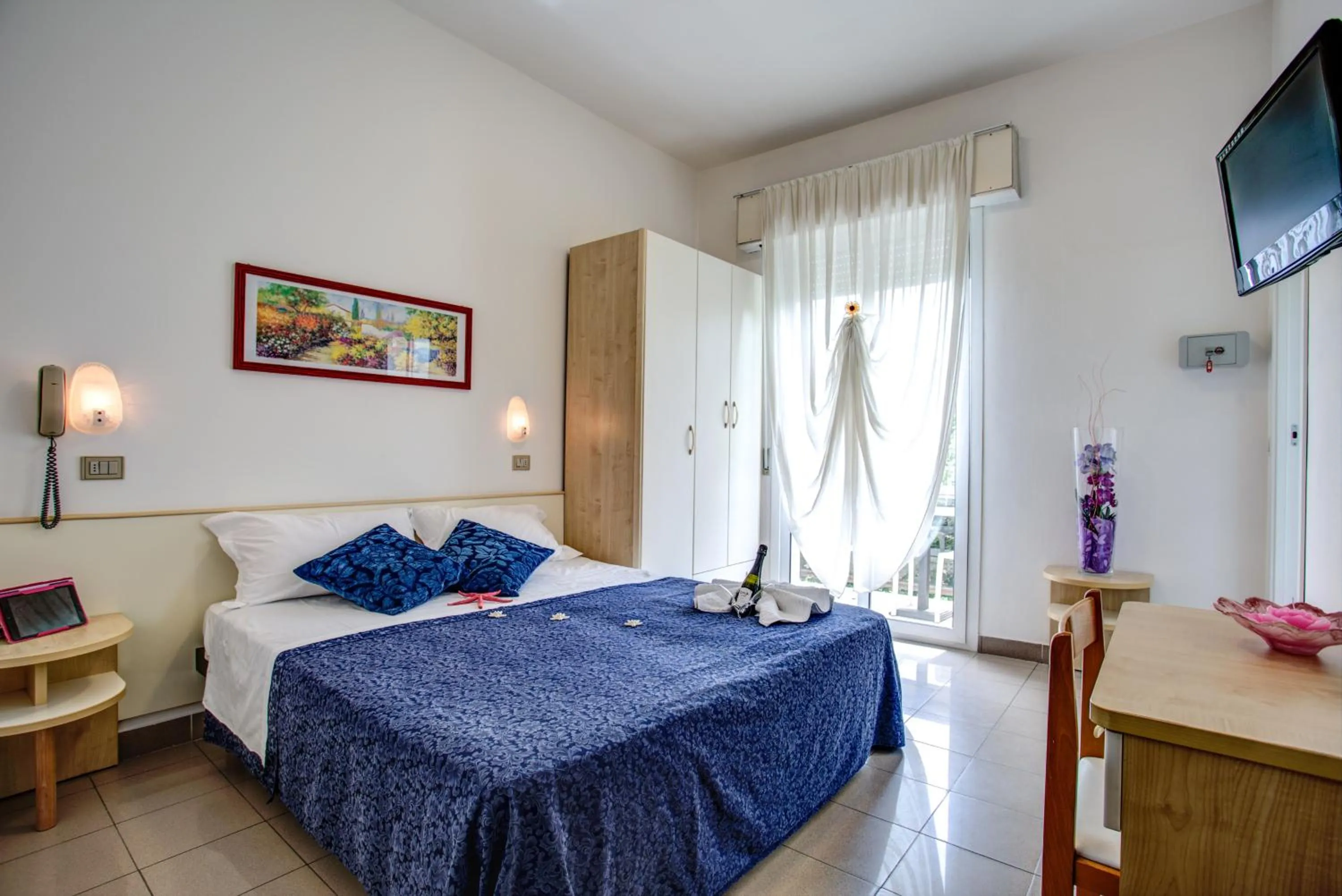 View (from property/room), Bed in Hotel Tiziana