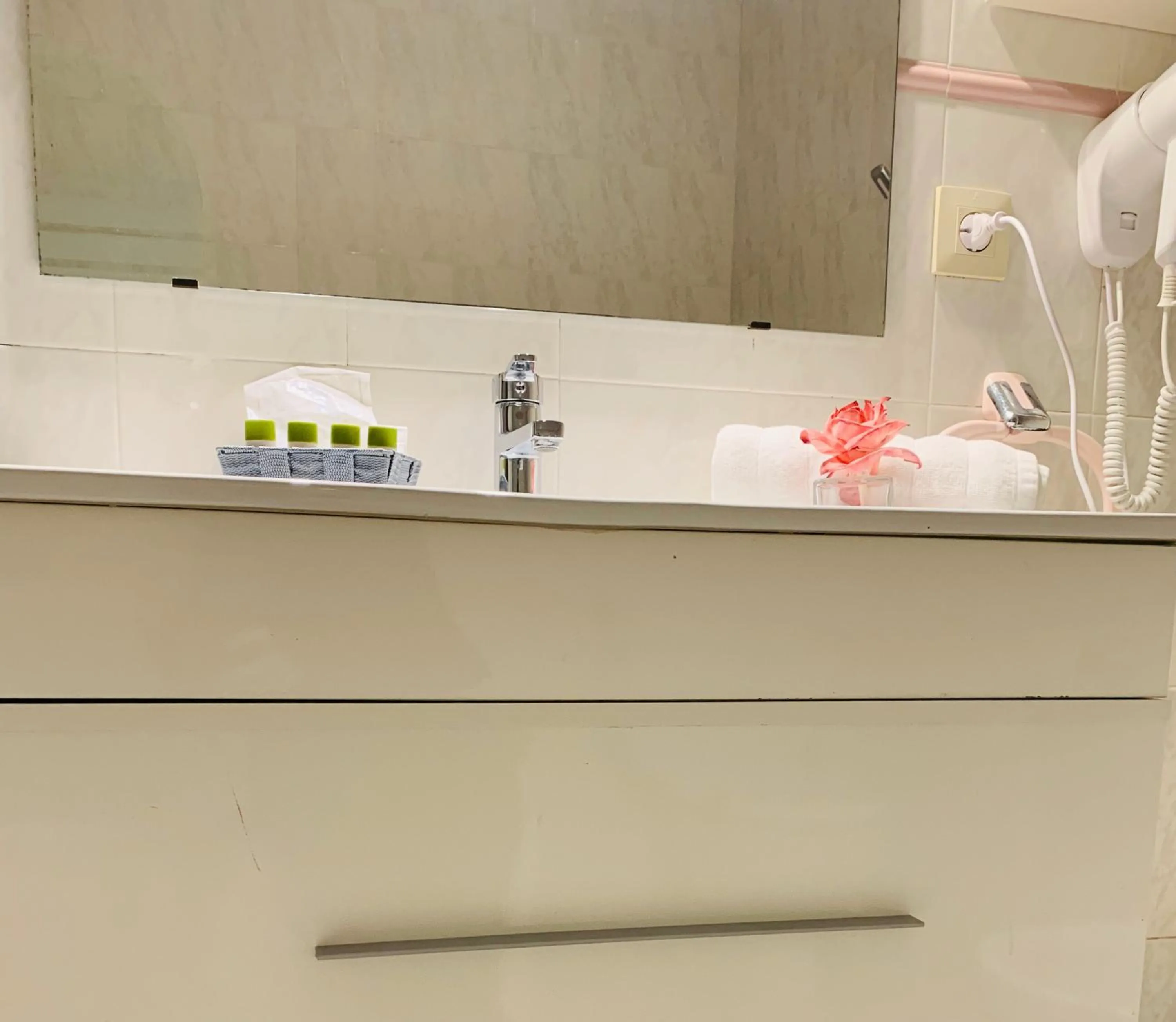 Bathroom in Hotel Restaurant Llansola