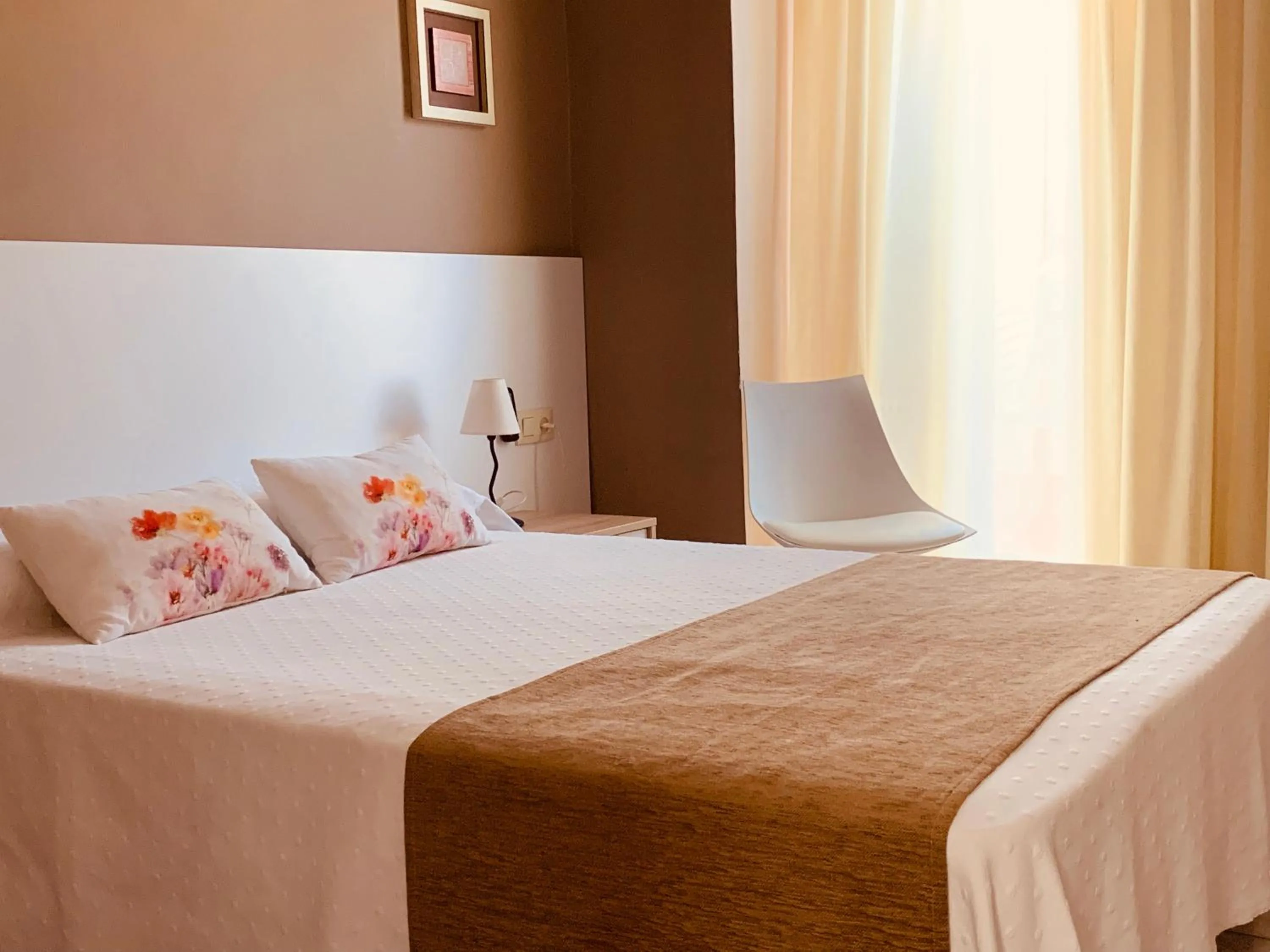 Bed in Hotel Restaurant Llansola