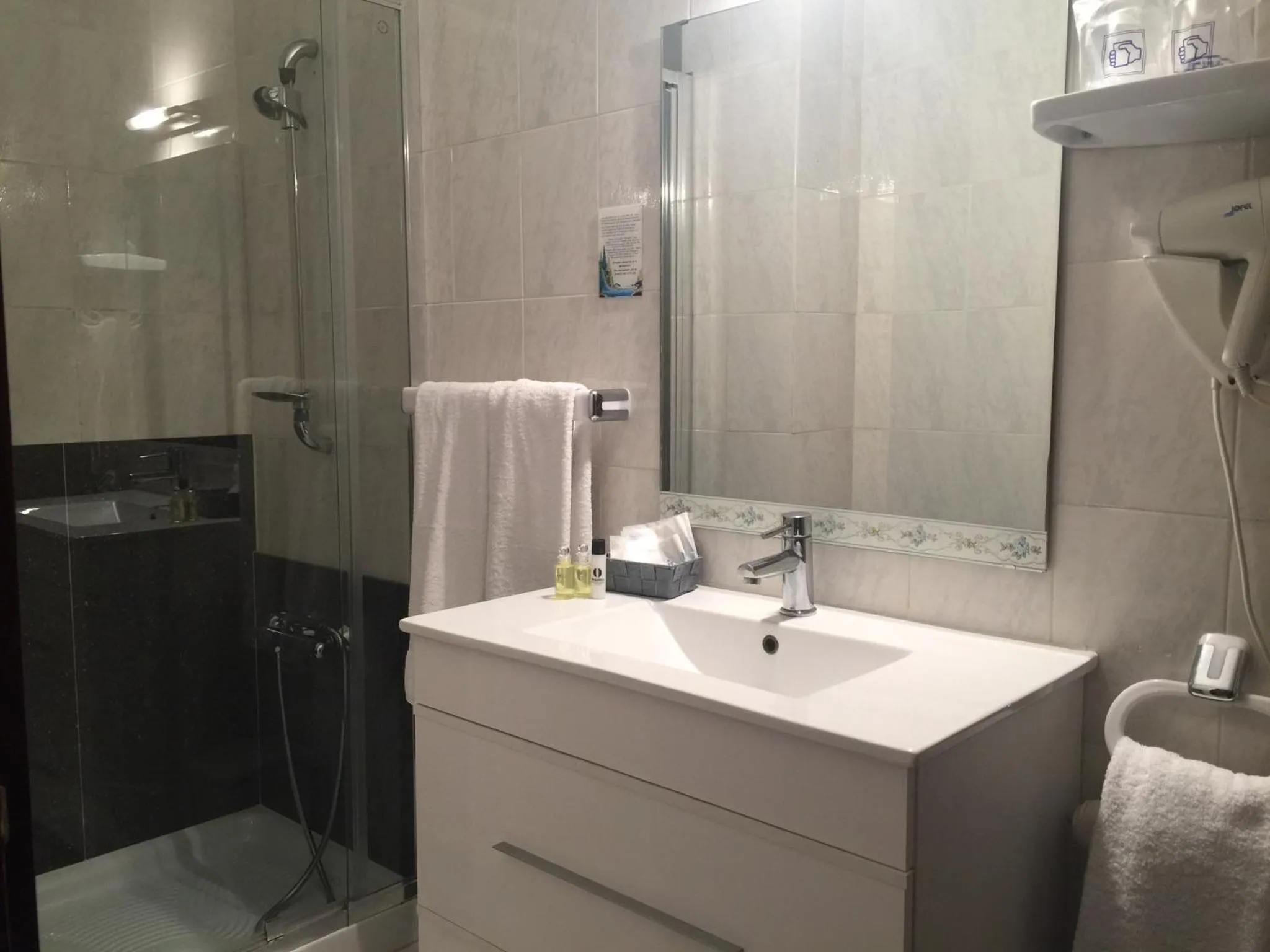 Shower in Hotel Restaurant Llansola