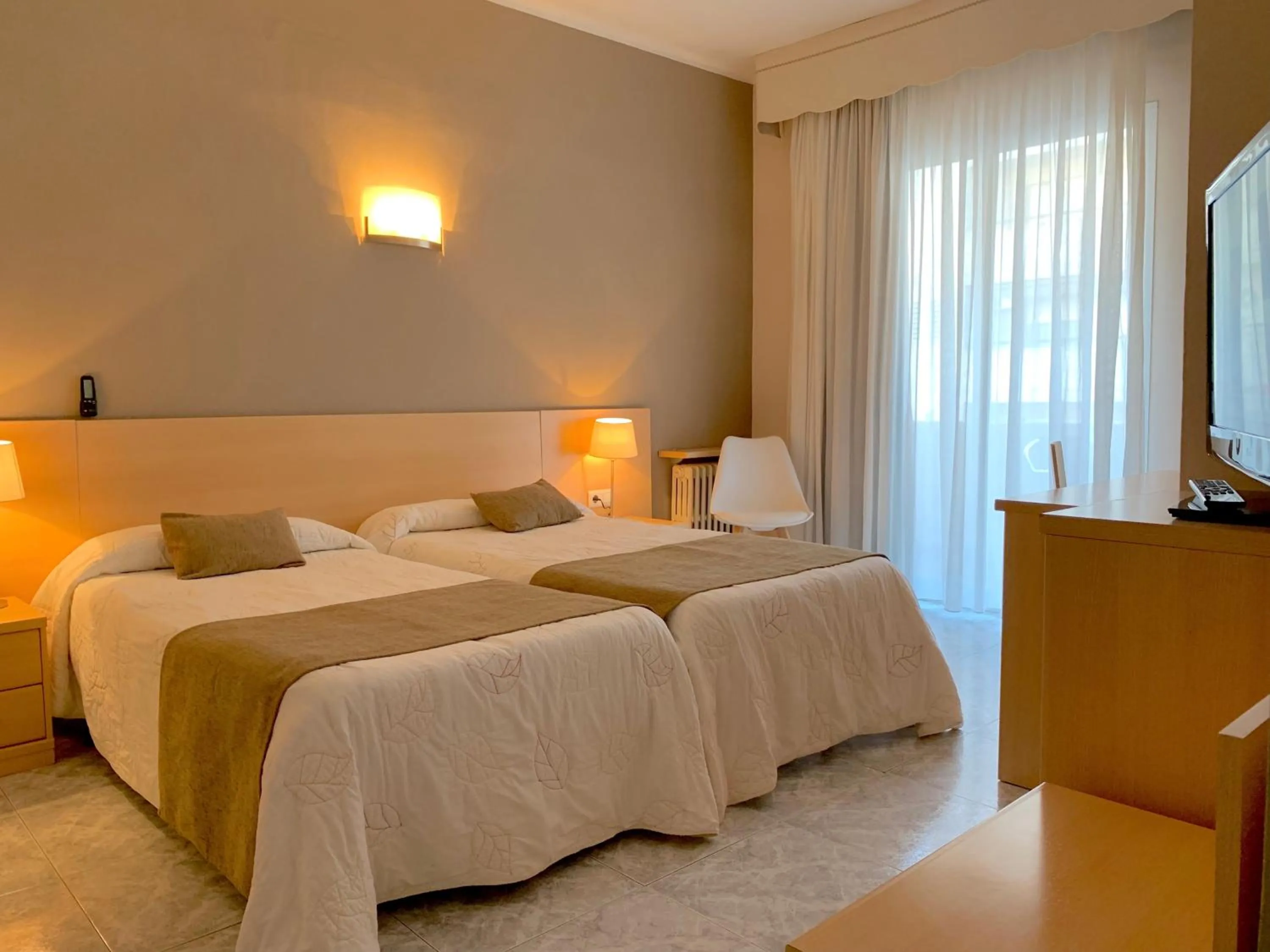 Bed in Hotel Restaurant Llansola