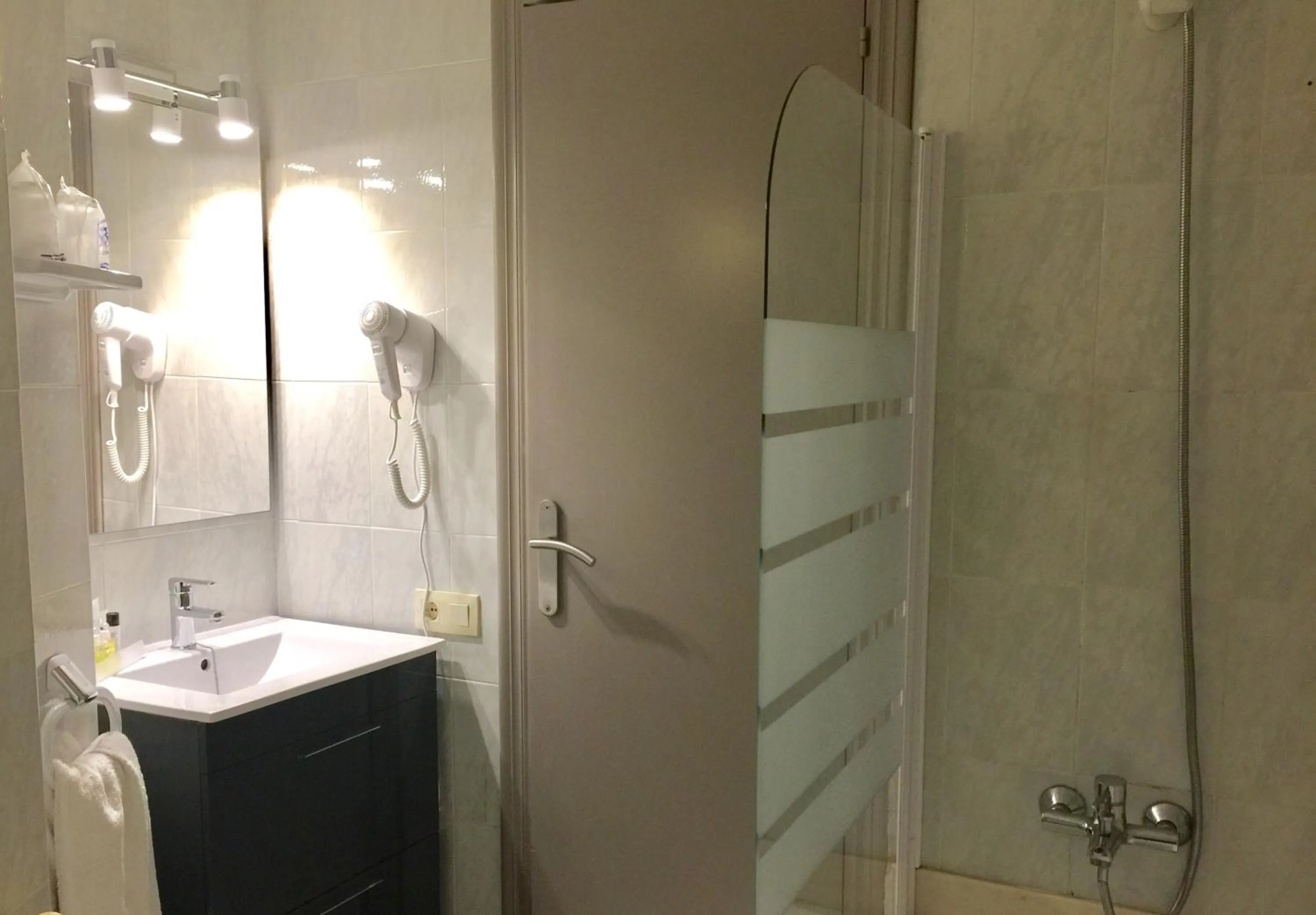 Bathroom in Hotel Restaurant Llansola