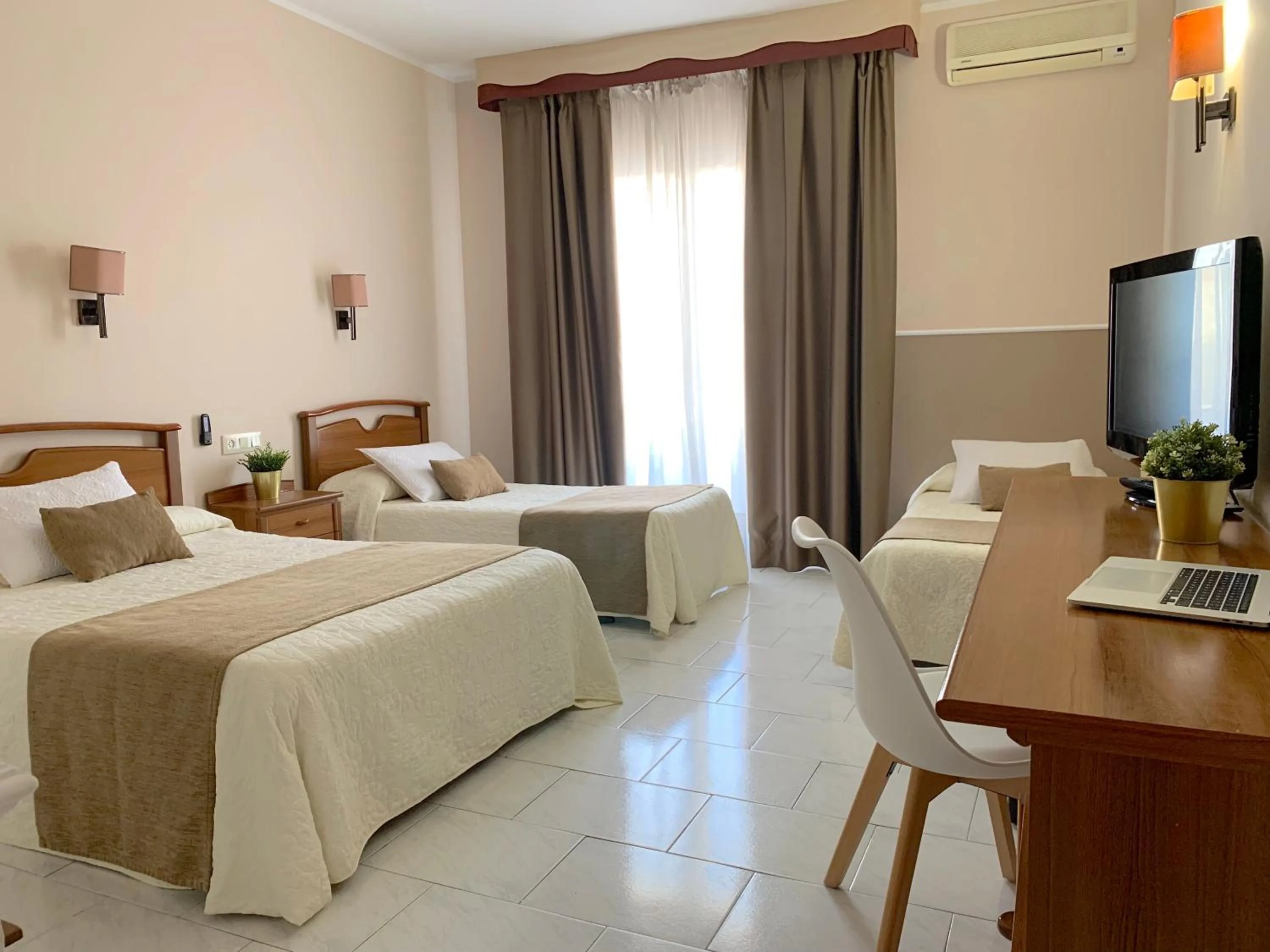 Bed in Hotel Restaurant Llansola