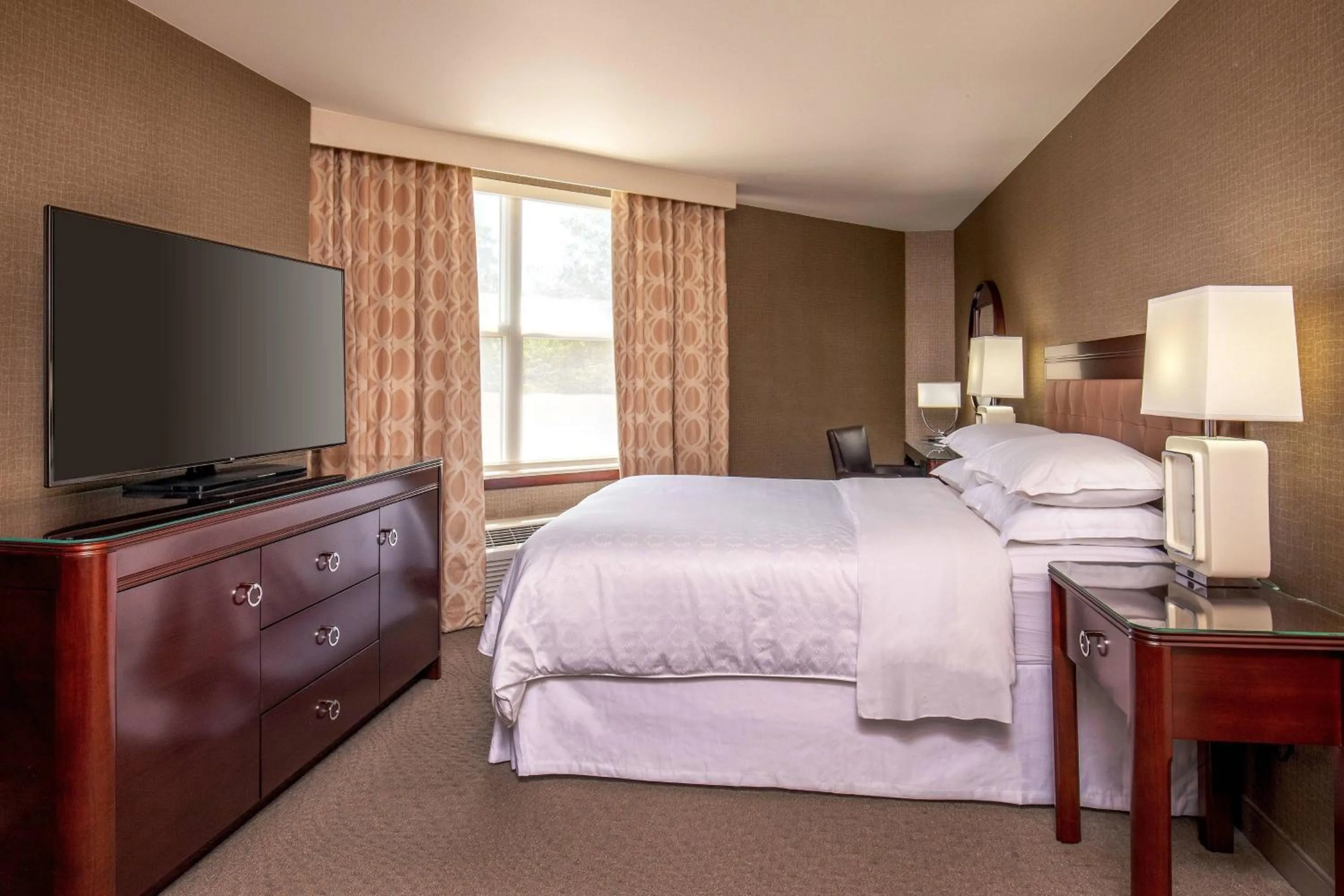 Photo of the whole room, Bed in Sheraton Portsmouth Harborside Hotel