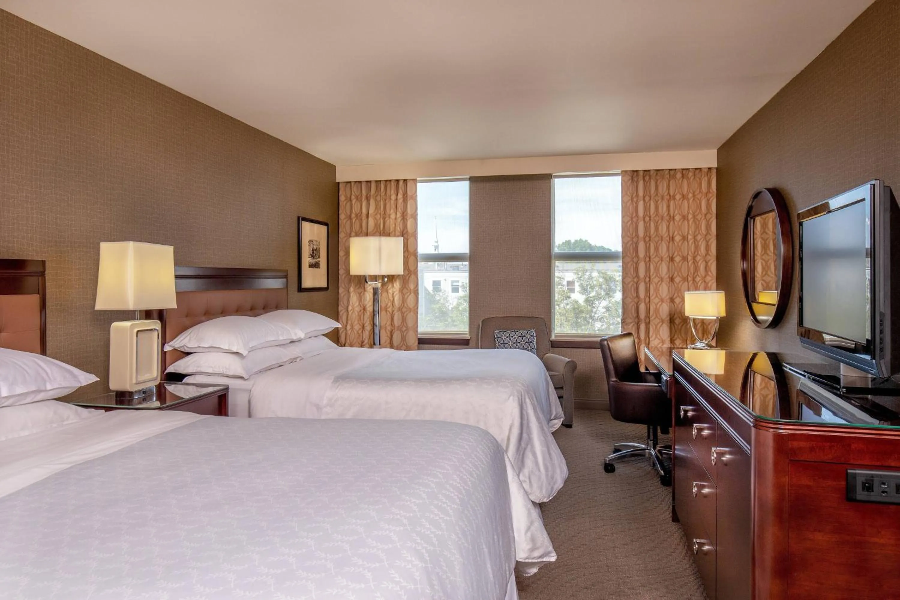 Photo of the whole room, Bed in Sheraton Portsmouth Harborside Hotel