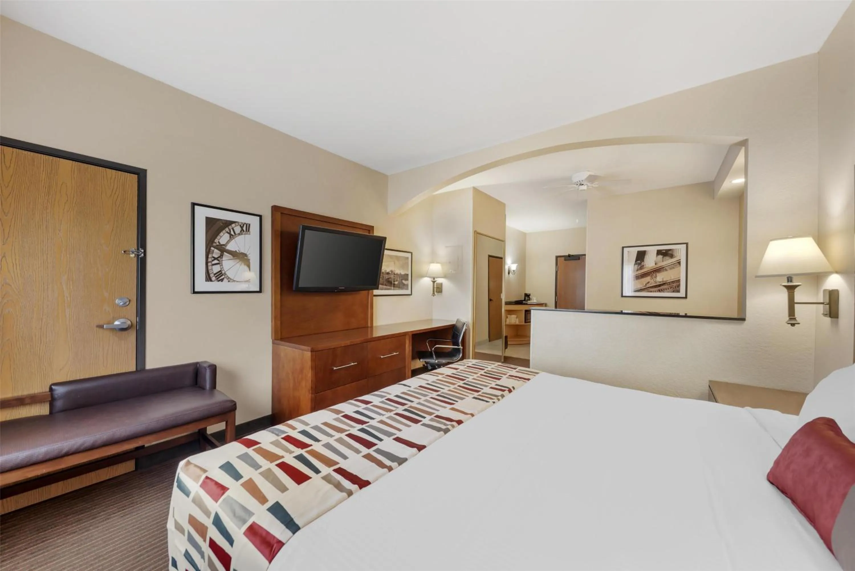 Photo of the whole room, Bed in Best Western Alamo Suites