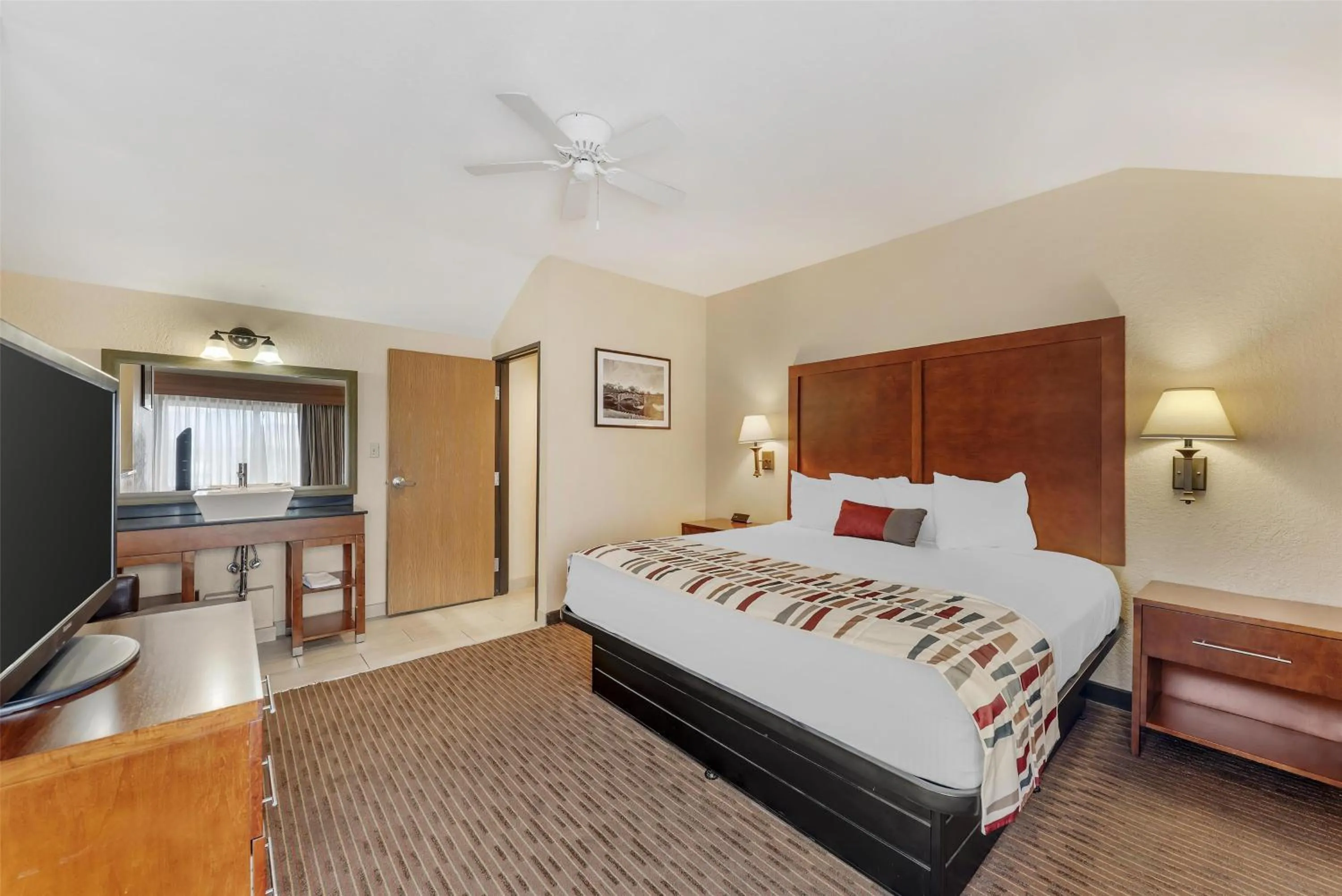 Photo of the whole room, Bed in Best Western Alamo Suites