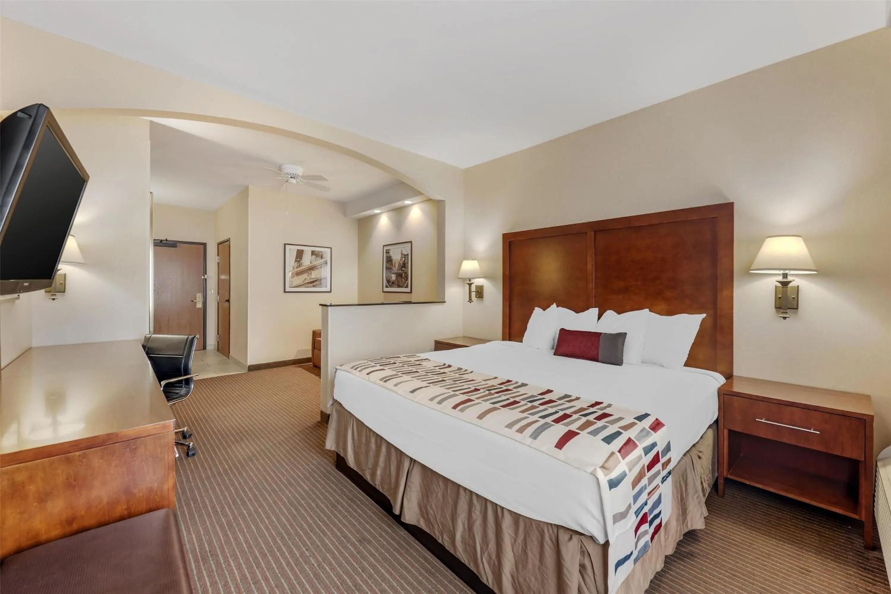 Photo of the whole room, Bed in Best Western Alamo Suites