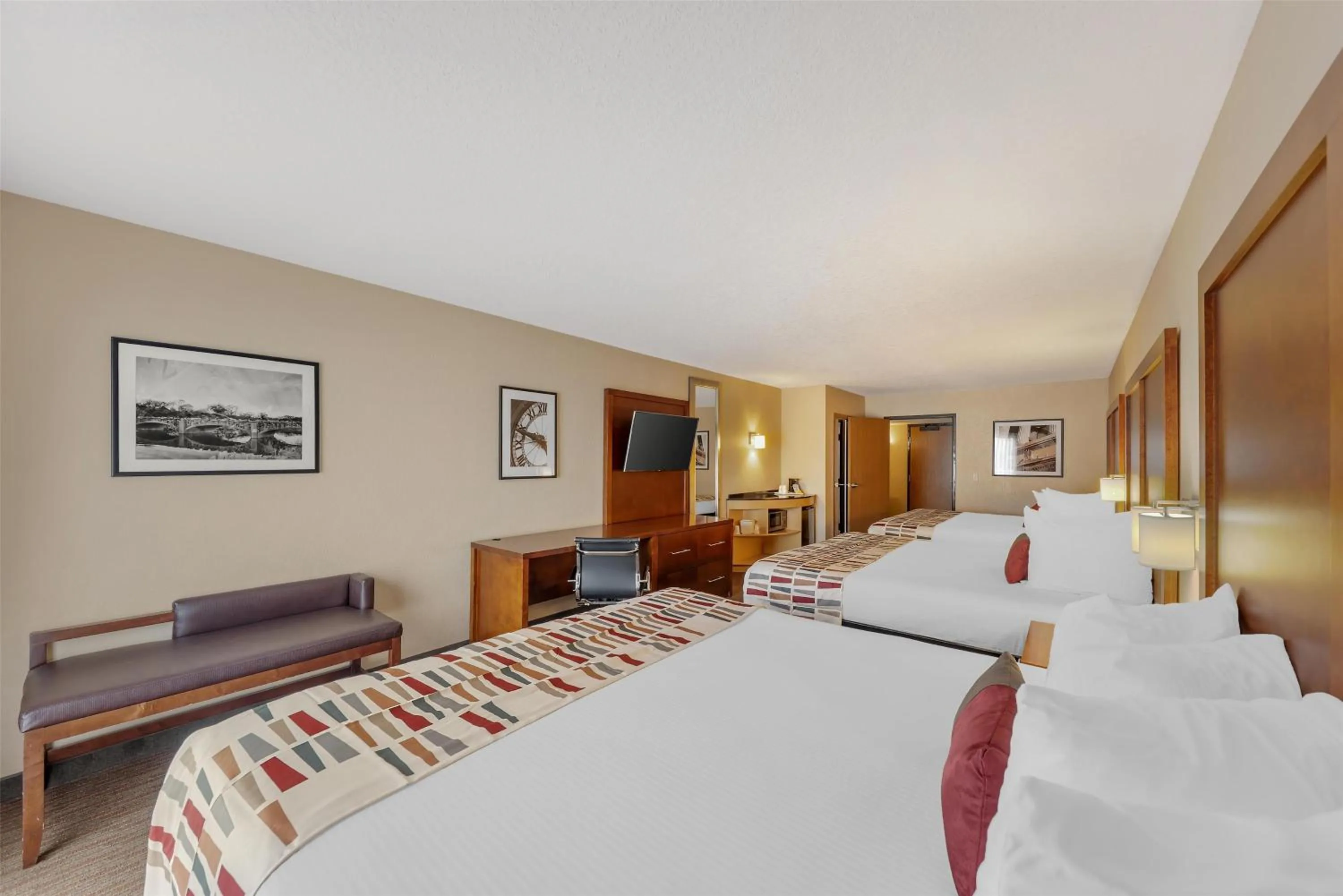 Photo of the whole room, Bed in Best Western Alamo Suites